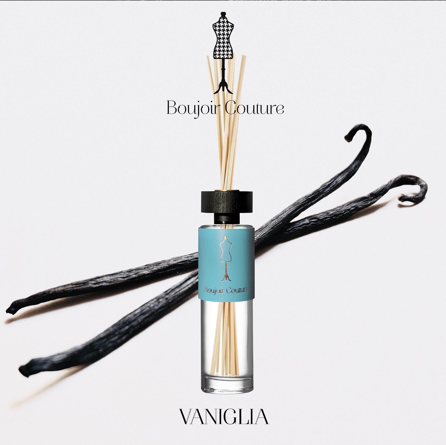 Amata da molti per la sua dolcezza, questa fragranza viene resa così avvolgente dalle note
centrali di cannella e mirra. Grazie alle note di fondo in cui la vaniglia - assieme al legno di
cedro e al muschio bianco - è protagonista, il diffondersi di questa essenza rende più caldo
ed accogliente ogni ambiente, in ogni stagione. #ambienteeprofumi #vaniglia #vanilla #diffusore #diffusoreambiente #profumo #casa