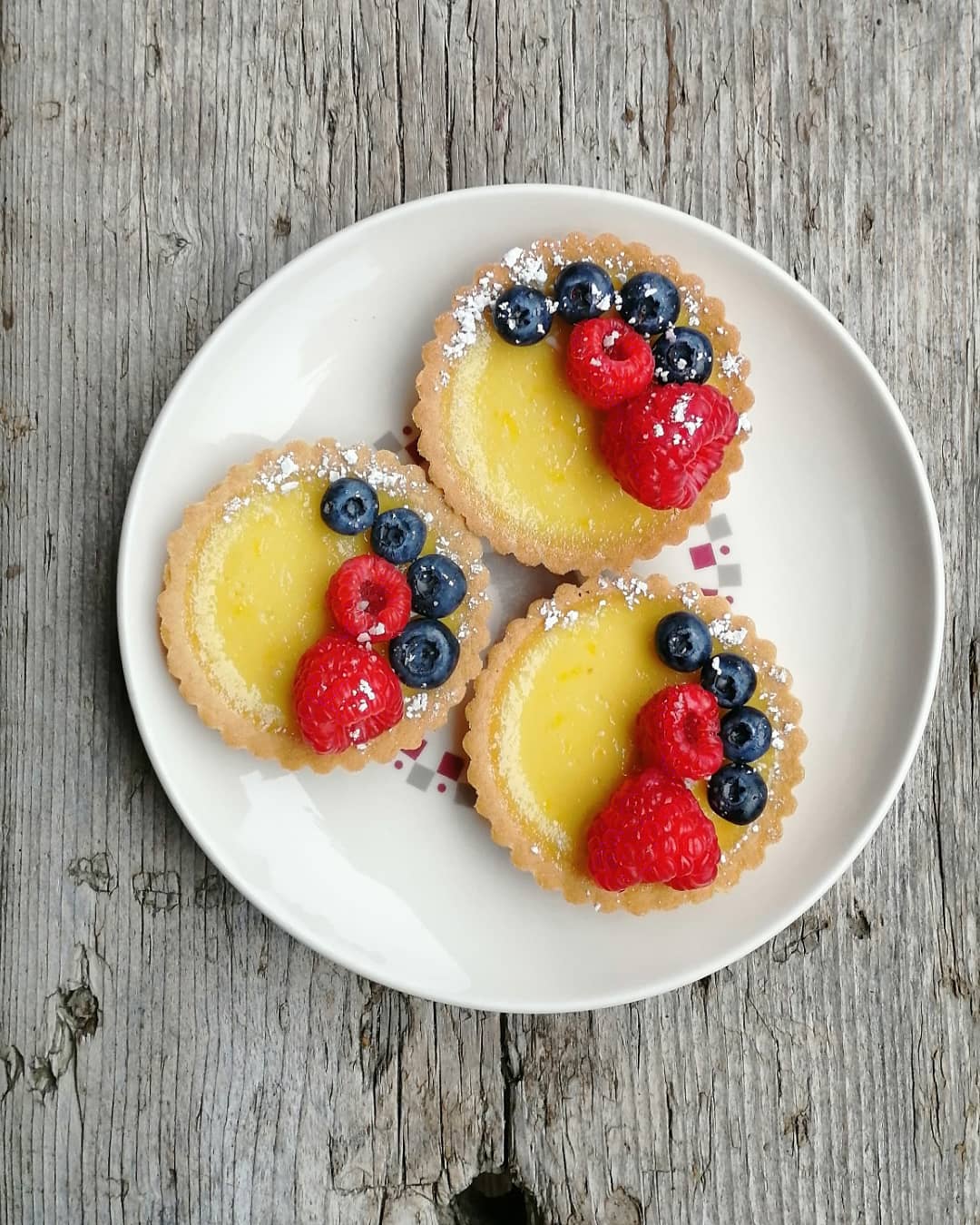 Lemon Tartlets with fresh berries //... Theses little cuties are all ready for the guests to enjoy ❤️💕 #desserttime #lemontart