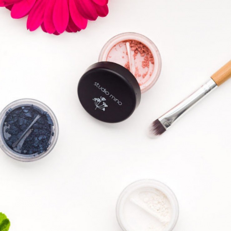 What a little bit of make up can do! 🤩
LESS IS MORE 💞
100% minerale en vegan make-up
Studio Mino Mineral Cosmetics is een Belgische make-up lijn op basis van pure mineralen exclusief voor schoonheidssalons.
Het is vegan en cruelty free, 100% natuurlijk, veilig, mineraal en vrij van toxines.
Studio mino heeft 5 make-up looks gecreëerd op basis van de 5 elementen en de archetypes van Fashion Feng Shui. Fashion Feng Shui© gaat op zoek naar jouw authentieke persoonlijkheid via de 5 elementen. Jouw unieke persoonlijkheid wordt vertaald naar de kledingstijl die bij jou past, die jouw ziel voedt en die jou versterkt.
#mooizoalsjebent #lessismore #lessmakeupmoreyou