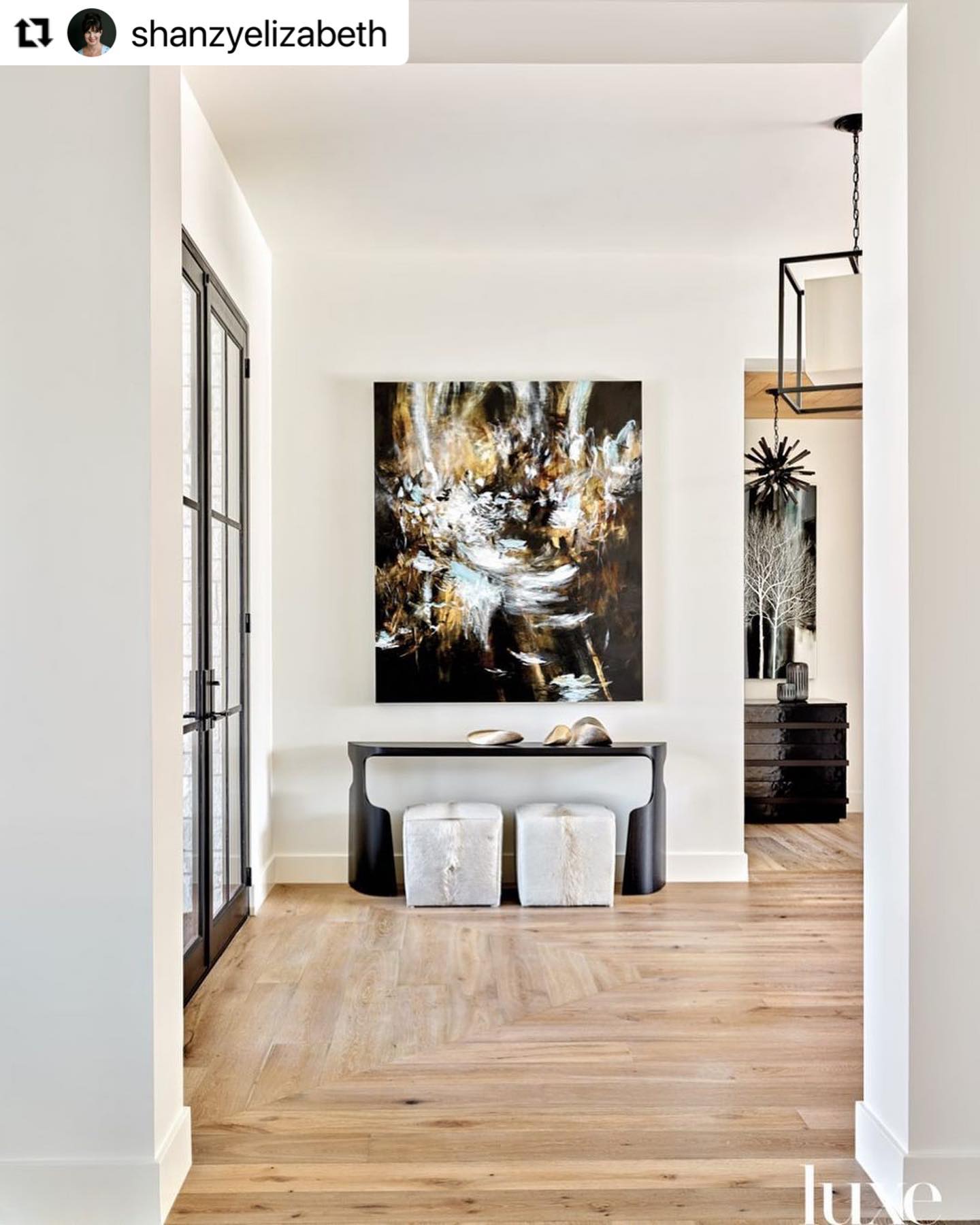 We commissioned this stunning piece of art from the talented @jenniferjljonesstudios It sets the perfect tone for the entry! Jami Holden @theartcoordinator made this piece and all the other original artwork in this home possible! It’s always a fun working with you 😊
#Repost @shanzyelizabeth with @make_repost
・・・
Happy Monday! Come on in and say hello! As seen in @luxemagazine AZ edition. Interiors: @ardininteriordesign Styling: @onemoreforthewicked Architecture: @blochbergerdesign Builder: @brimleydevelopment 📸 @wernersegarra ✍️ @mikkibrammer
•
•
•
#LuxeGoldList2022 #luxesoutheast #atlantahomesandlifestyles #southernliving #SMMakeLifeBeautiful #SODomino #MySMPHome
#IDCOatHome
#CurrentDesignSituation
#ApartmentTherapy
#HouseEnvy #MyDomaine
#InMyDomaine #LonnyLiving
#DesignSponge #MyCovetedHome
#BeckiOwensFeature #RueDaily
#HomewithRue
#TheNewSouthern
#MakeTimeForDesign
#HowWeDwell
#SimplyStyleYourSpace #VogueLiving #InspoToYourHome
#Interior_and_Living #ElleDecor
#CaliforniaCasual