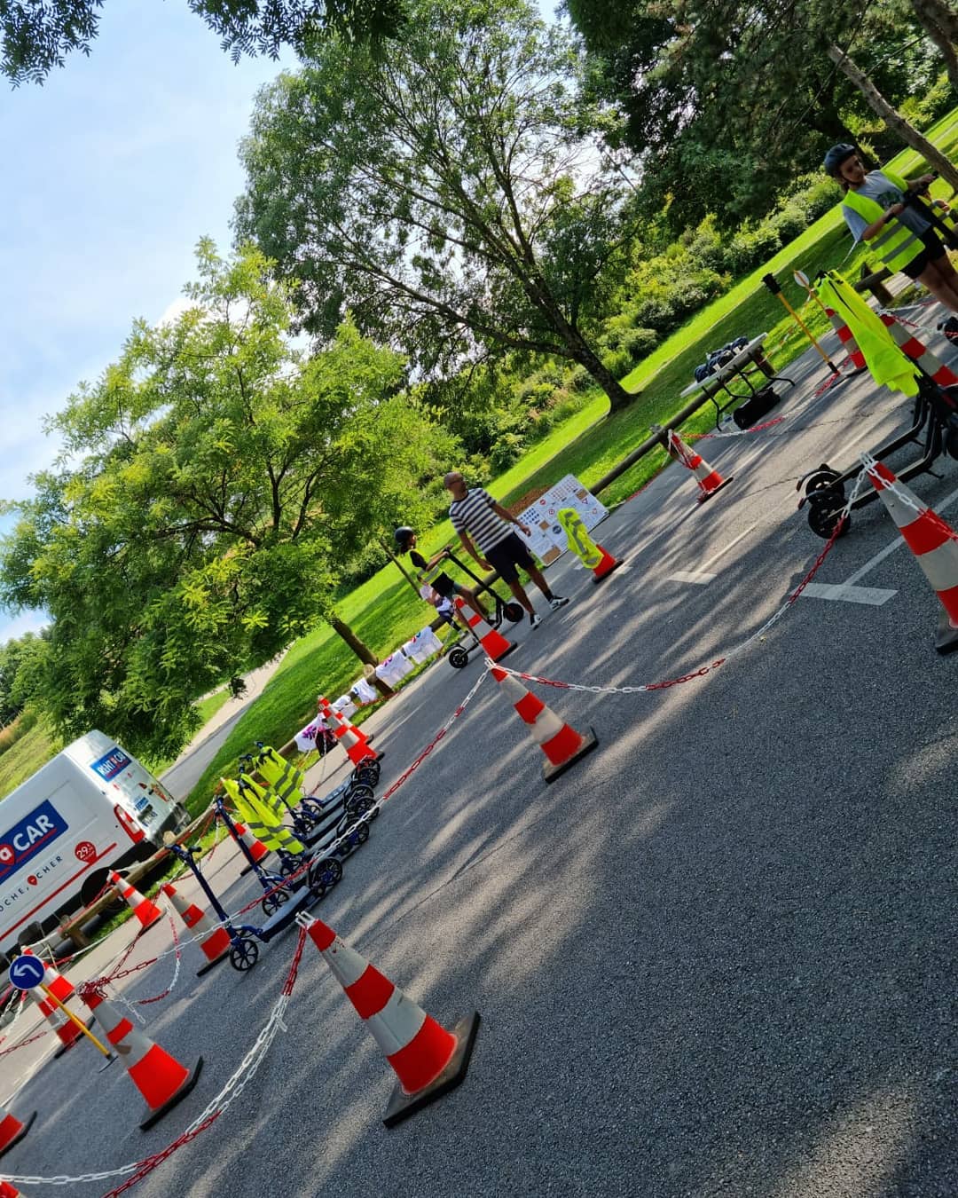 Jeudi 12 aout, belle journée ensoleillé au Parc Départemental du Plateau à Champigny-sur-Marne. De nombreuses animations et de découvertes ludiques pour les enfants et les plus grands pendant toute l'après midi.
Les enfants à partir de 10 ans ont pu profiter d'une initiation en trottinette électrique centrée autour de sécurité routière.
Beaucoup d'attention et de bonne humeur de la part de nos jeunes conducteurs...Que du plaisir...
Merci au Département du Val-de-Marne pour cette belle journée.
Prochaine étape, 𝒎𝒂𝒓𝒅𝒊 𝟏𝟕 𝒂𝒐𝒖̂𝒕 𝒅𝒆̀𝒔 𝟏𝟓𝒉 𝒂𝒖 𝒑𝒂𝒓𝒄 𝒅𝒆́𝒑𝒂𝒓𝒕𝒆𝒎𝒆𝒏𝒕𝒂𝒍 𝒅𝒆 𝒍𝒂 𝑺𝒂𝒖𝒔𝒔𝒂𝒊𝒆-𝑷𝒊𝒅𝒐𝒖𝒙 𝒂̀ 𝑽𝒊𝒍𝒍𝒆𝒏𝒆𝒖𝒗𝒆-𝑺𝒂𝒊𝒏𝒕-𝑮𝒆𝒐𝒓𝒈𝒆𝒔.
#securiteroutiere #ecole #college #kids #securaction #trottinetteélectrique #permisdeconduire #safety #association #signalisation #codedelaroute #animation #prevention #sensibilisation #jeunesse #projet #vigilance #citoyen #conduite #theorie #apprendre #pratique #test #idf #champignysurmarne #94 #paris #iledefrance #mobilité #trottinetteles
