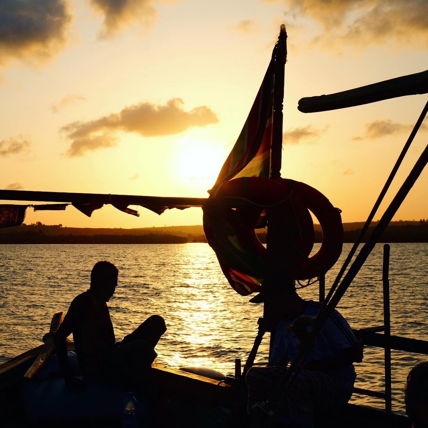 🌞 G L O W I N G 🌞
The Kenyan coast glowing at sunset - so beautiful ✨
•
•
•
#kenya #kenyasunset #kilifi #kilifikenya #africa #africasunset #photography #travel #coast #artist #definedbytor