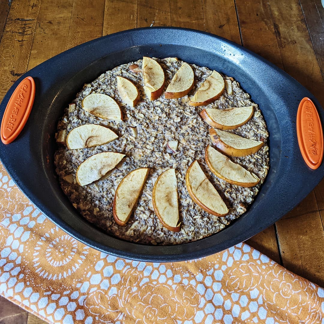 Cinnamon ๐ Oatmeal Bake
This morning I wanted to make something different for breakfast. After a few minutes googling random recipes in bed, I found one that looked good.
When I'm looking for a meal recipes, I make sure it has all the components to keep me full and satisfied ----- fiber, healthy fats, and protein. This typically means adding or taking away parts of recipes to make them more balanced. If you don't feel confident doing this yourself, talk to an RD to help you learn this skill!
FIBER: rolled oats and apples
HEALTHY FAT: chia seeds
PROTEIN: milk and Greek yogurt