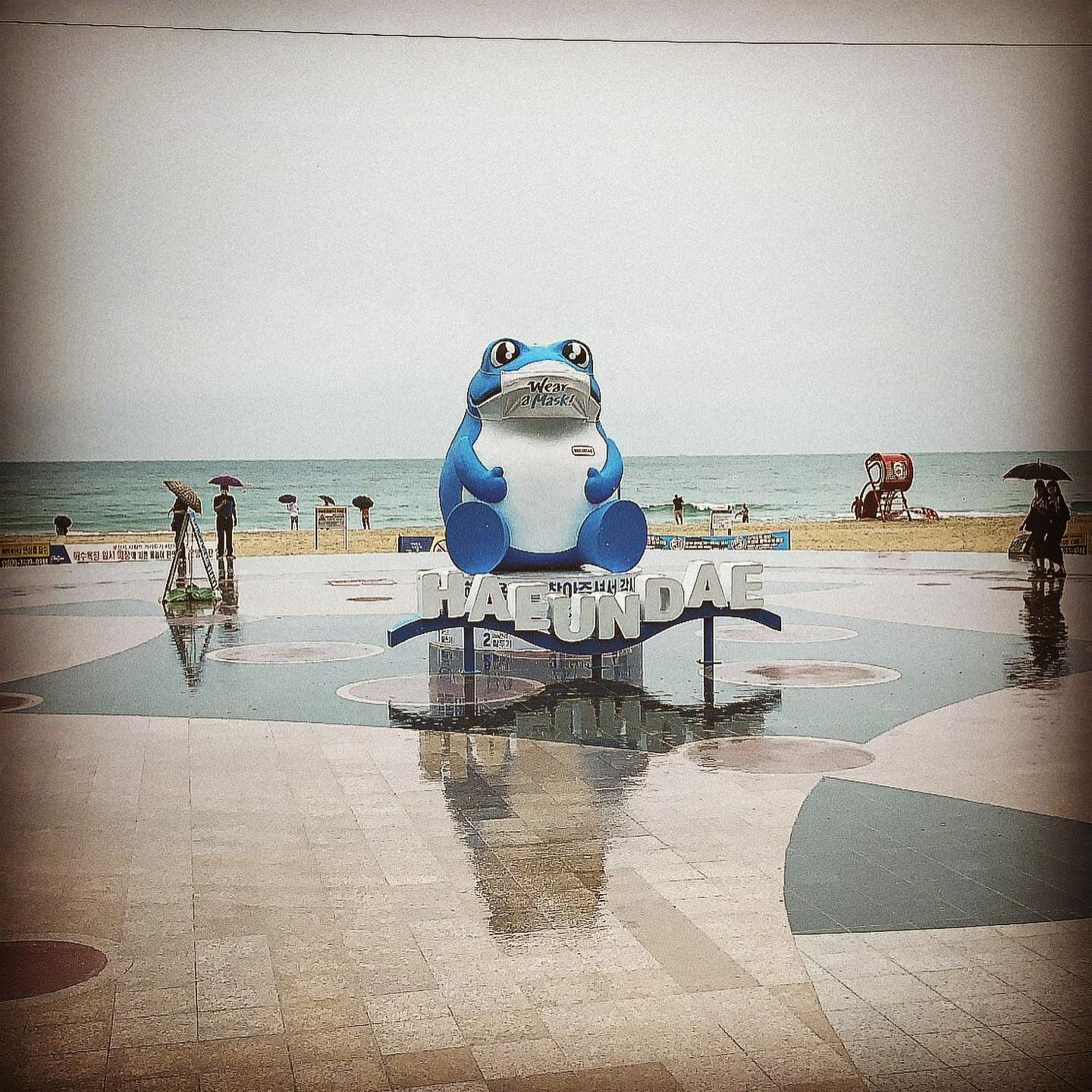 A weekend trip to Haeundae Beach in Busan 🏝 Busan is South Korea’s second largest city and it’s the largest seaport! #vacationmodeon😎 #expatlife #exploresouthkorea🇰🇷 #busantravel