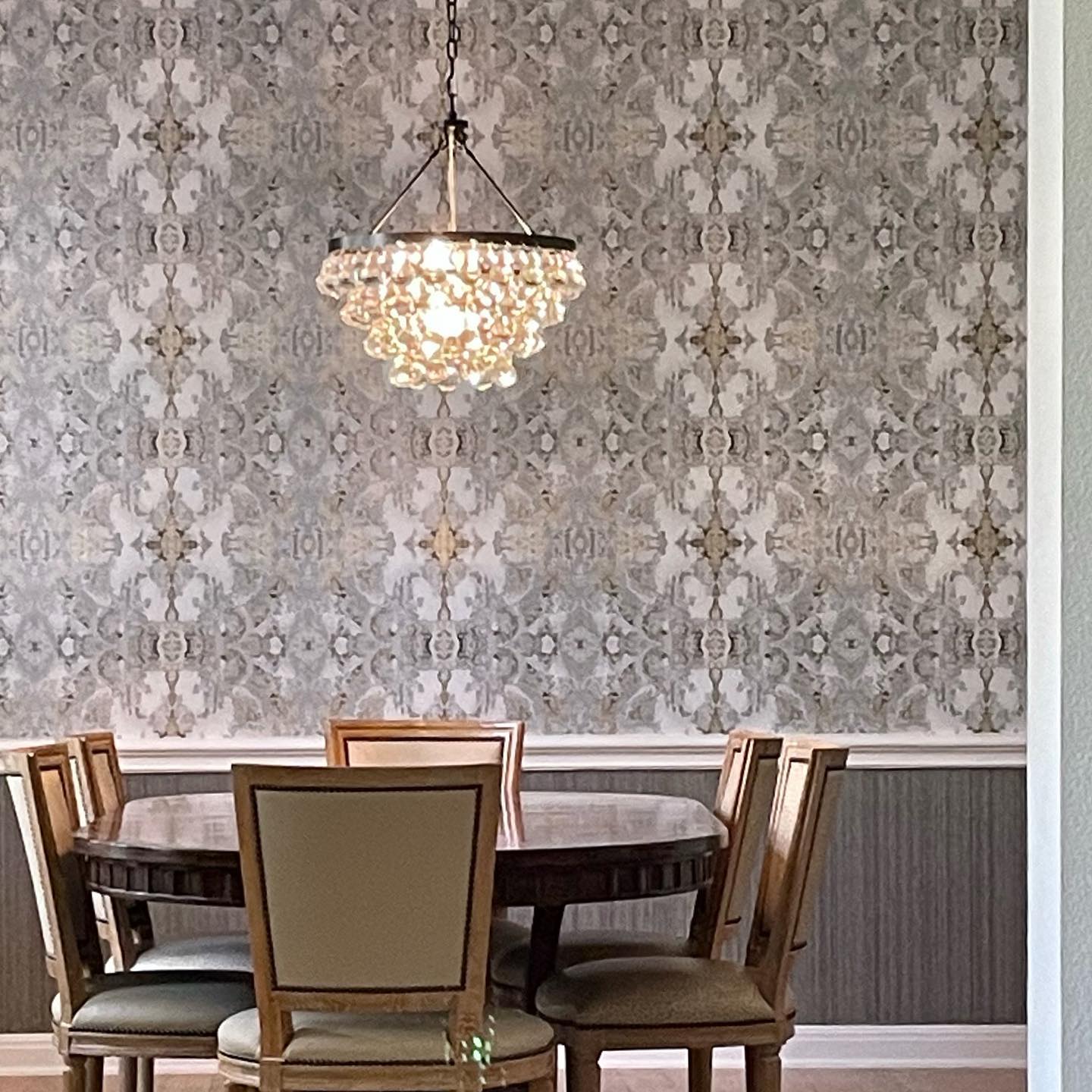 #inprogress shot! Wallpaper installed today in this stunning dining room. It’s going to be smashing when complete!
#wallpaperwednesday #interiordesign #interiors #design #decor #homedesign #luxury #customdesign #wallpaper #interiordecorating