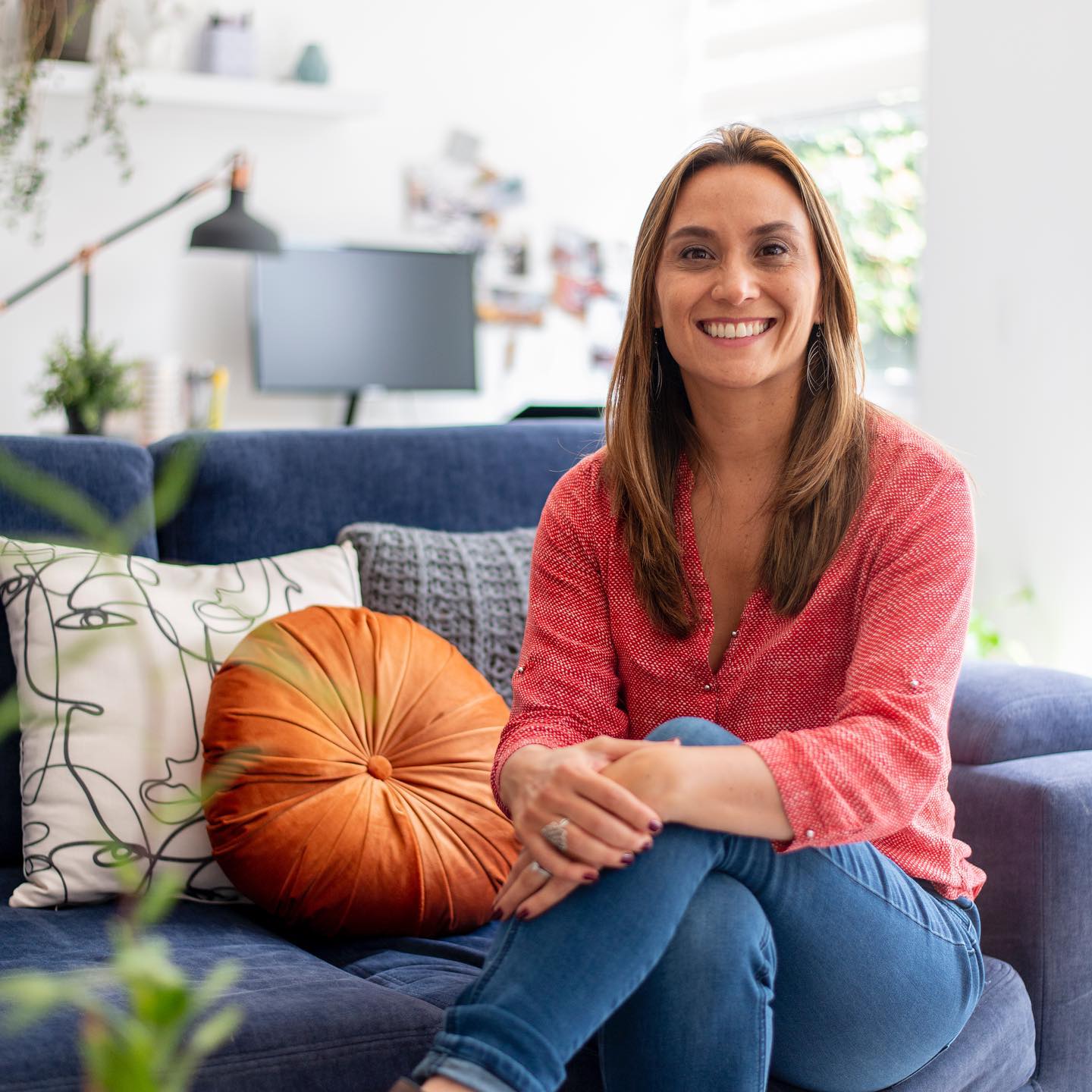 Hi there! Need advise on how to start? Here are 5 things you can do to freshen up your home:
1. Choose the room you use the most.
2. Declutter... GIVE AWAY, sell or throw everything that doesn’t make you 100% happy.
3. Dream a new space through a Pinterest board or a collection of pics.
4. Choose your top 3 pics.
5. DM me the pics and I’ll get you started!
🌳🌳🌳
Hola! Necesitas un consejo de cómo empezar? Aquí te dejo 5 cosas que puedes hacer para renovar tu casa:
1. Escoge el area que uses más.
2. Despejala... REGALA, vende o bota todo lo que no te haga 100% feliz.
3. Sueña con un nuevo espacio a través de Pinterest o una colección de fotos.
4. Escoge tus 3 fotos preferidas.
5. Envíamelas por mensajes y yo te ayudo a comenzar!