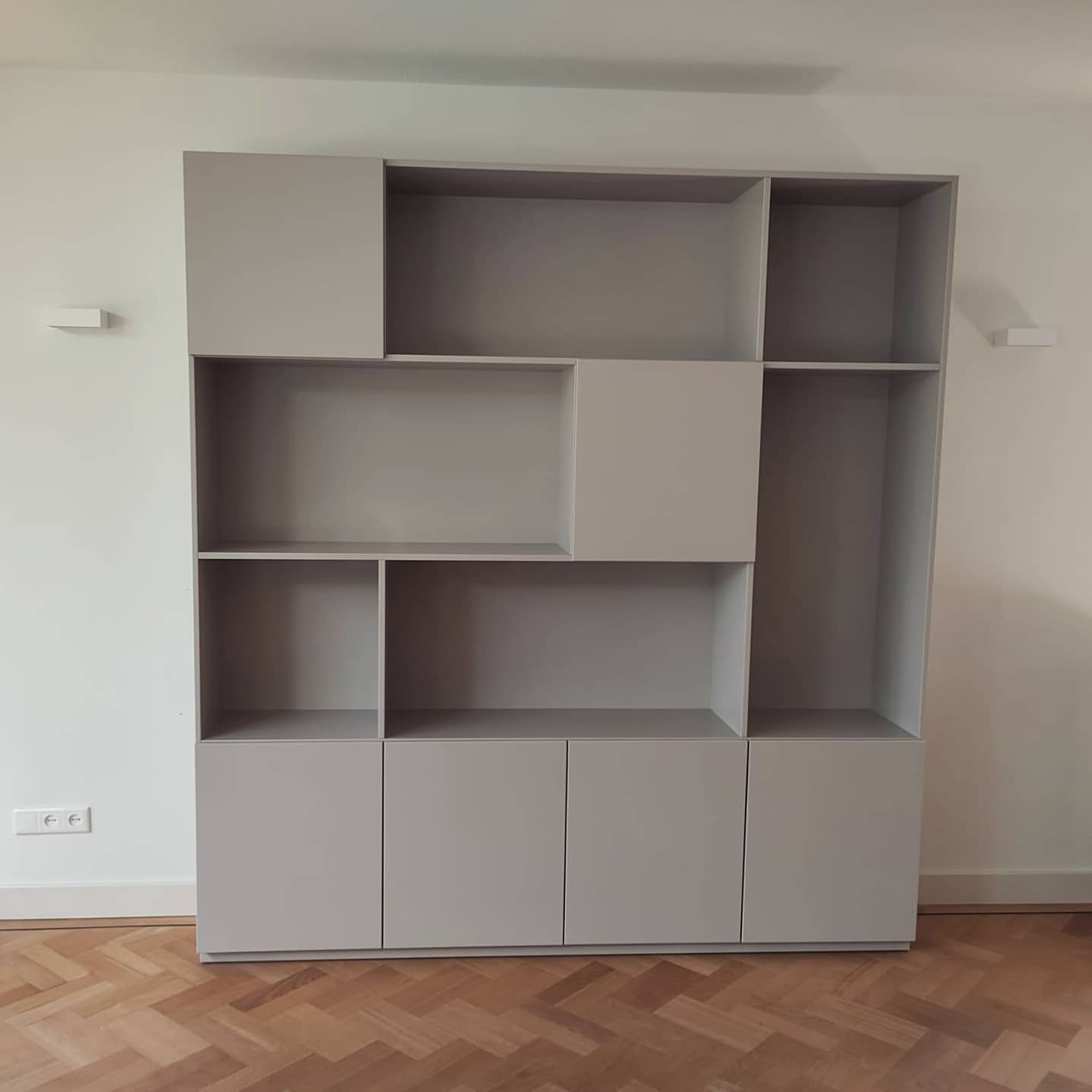 Twee wandkasten ontworpen, geproduceerd en geplaatst. Een deel van de kast met deurtjes en een deel open geeft een speels effect. De dichte deuren aan de onderkant en de kleur #perkylimestone zorgen voor een rustig beeld. #wandkastopmaat #meubelmaker #snijdthout #kastopmaat #modernekast #meubelsopmaat #maatwerkmeubels