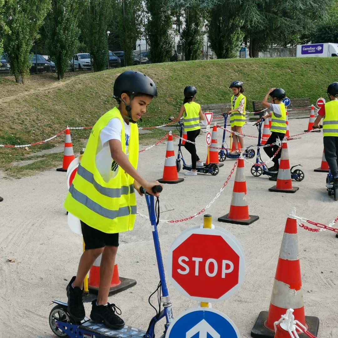 Jeudi 26 aout, pour notre dernière animation de cet été, nous étions présents au parc départemental du Coteau de Bièvre à Gentilly pour une belle après-midi jeu et loisir.
Nous avons pu partager un agréable moment sur le thème des bons gestes à avoir sur la route et surtout comment utiliser une trottinette électrique en toute sécurité.
Merci aux jeunes participants pour leur bonne humeur et leur écoute, au Département du Val-de-Marne et à Jeunes du Val-de-Marne pour ce bel été. Et à l'année prochaine 😊