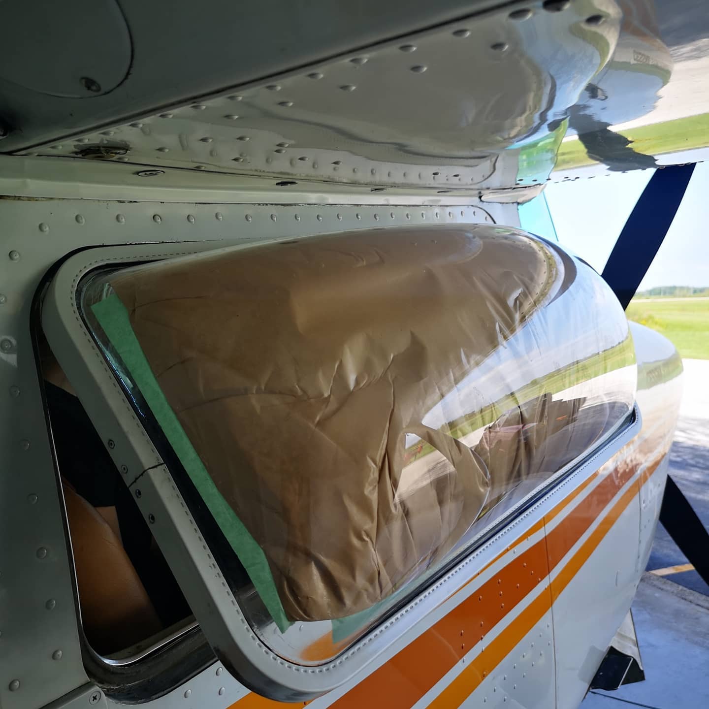 Bubble windows! You can get them in different depths. Here pictured is 6" on TU206G. Perfect for amphibious operations!
#avgeek #aircraft #cny3kids #aviationgeek #aviationlovers #instaaviation #aviation #avgeeks #airplanes #aviationphotography #aviationporn #aviationdaily #instagramaviation #planespotting #technician #maintenance #safety #aircraftmechanic #aviation #aircraftmaintenance #canadianaviation #aircraftengineer