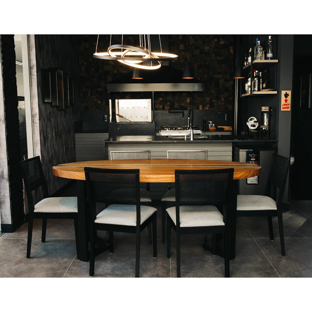 Itens singulares que trazem sofisticação e harmonia para o seu ambiente..
Mesa oval em madeira cumaru com river em resina preta.
Dimensões: 1,90 x 1,00