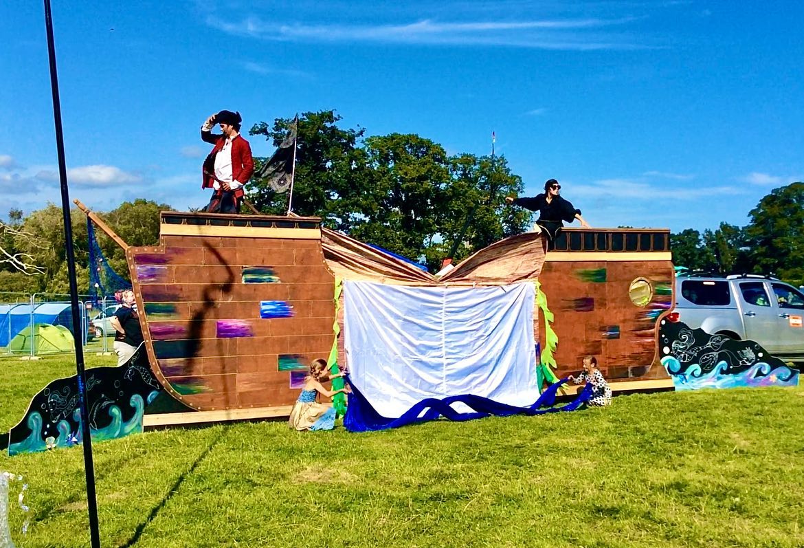 Here are some of our favourite shots from our Steamboat Billy show at the @newforestfairyfestival
Swipe for a Mermaid! ➡️
#mermaidmonday #newforestfairyfestival #fairyfestival #steamboatbilly #hireamermaiduk #mermaidshow #mermaidforhire #tank show #mermaidtankshow #mermaidtank #hireamermaid #professionalmermaid #ukentertainment #familyentertainment #familyfestival #mermaidgrace #smallbusiness #uksmallbusiness