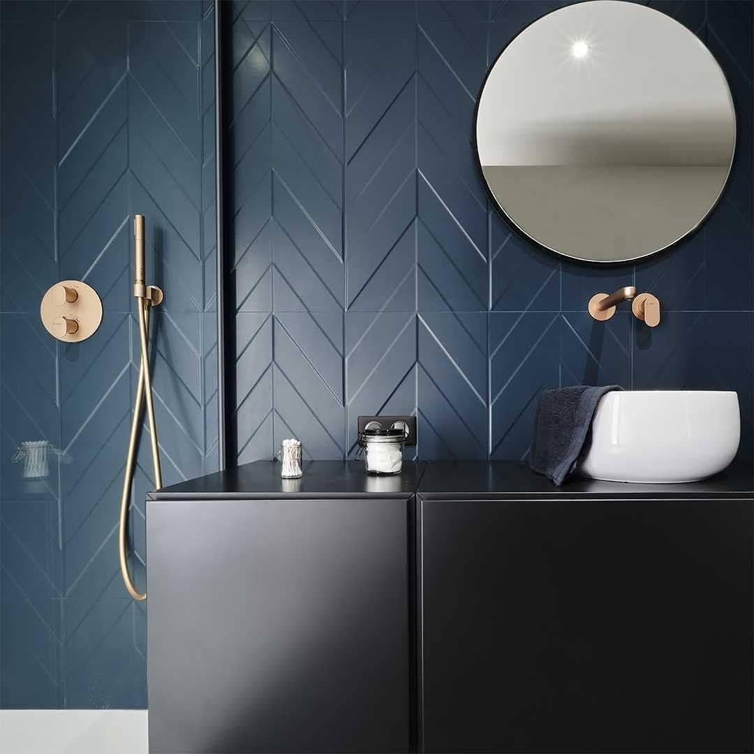 🟦💛⬛ Looking like your dream bathroom style? Contact us and let's make it happen. 🟦💛⬛
The bathroom becomes a place of relaxation that expresses our style and our tastes. In this modern setting with a classic inspiration, colors become the protagonists of an environment tailored to the well-being of body and mind.
#exquisitebathrooms #luxurybathrooms #newform #linfa #bagno #bagnomoderno #bathroom #bathroomdesign #bathroomstyle #interiordesign #architecturedesign #moderdesign #bathroominterior #bathroominspo #bathroomdecor #homeinspiration #interiorstyling #interiordesigner #homedecor #decorationinterieur #shower #masterbathroom #interiors
