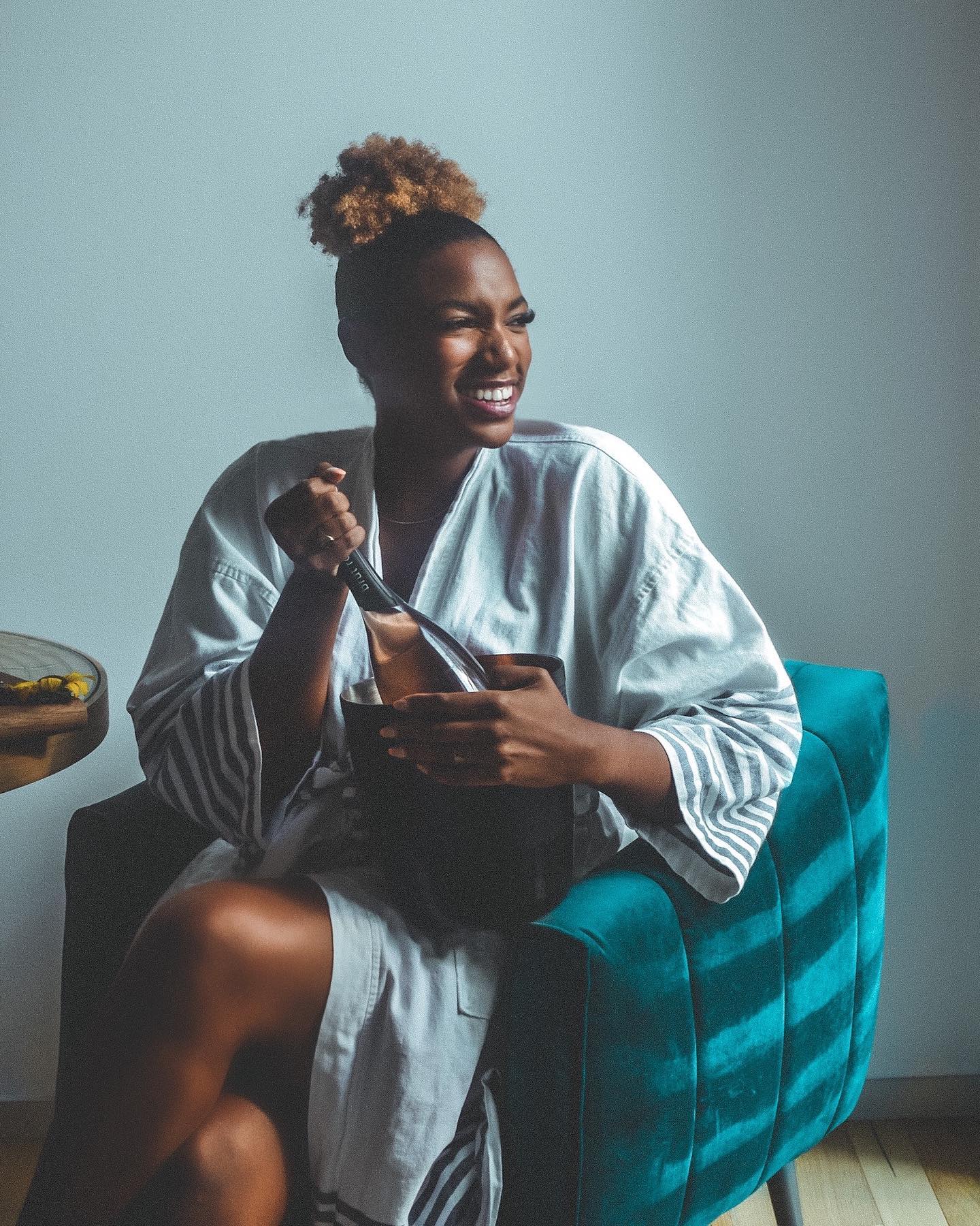 SELF-CARE SUNDAY AT THE @pittmanhoteldallas. 🧖🏾♀️ What do you do to relax? For me it’s chilling in a hotel robe and drinking rosé with @annette_mosley. Highly recommend booking a room here to find your zen! See my Deep Ellum highlights to check out my stay here #PittmanHotelDallas
