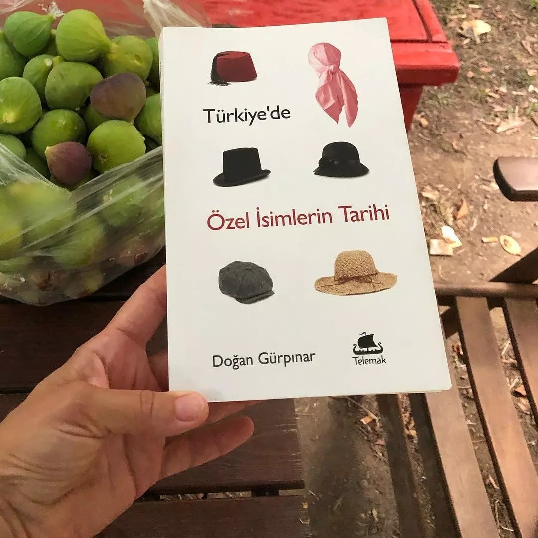 Nermin Mollaoğlu'dan @mollaoglunermin
göğsümüzü kabartan bir değerlendirme:
KalemEv’in büyük kitaplık yapmak için uygun bir mimarisi yok. Tadilata başladığımızda aklıma şu gelmişti: Yayıncılık sektörümüzde çalışanların @kalem_ev için seçtikleri; hatta içine isimlerini, tarih, çalıştıkları yayınevinin bilgisini ekledikleri bir seçki olsun. Benim okuduklarımla dolmasın raflar diye bir hayal kurmuştum. @telemakkitap , @selimkarlitekin tarafından yeni kurulan bir yayıncı. Türkiye’de Özel İsimlerin Tarihi tam da KalemEv’in minik kitaplığında olmasını isteyeceğim bir kitap. Yazarın diline hayran kaldım. Böyle bir kitabın yazılması için asıl fon vermesi, talepte bulunması gereken Türkiyemizin Nüfus ve Vatandaşlık İşleri Genel Müdürlüğü “paylaşılabilecek herhangi bir verinin olmadığı” cevabını vermiş… Buraya üç nokta çok güzel oldu. Altını çizdiğim birkaç cümleyle mektubumu bitireyim.
“İsimler kuşaklararası bir kültürel aktarımdır. İsim vermek esas olarak ise bir ‘ayrıştırma mekanizması’dır. Bu ayrıştırma sınıfsal olduğu kadar sınıfsallığu tamamlayan ama bazen de sınıfsallığı ortakkesen şekilde kültürel olabilir.”
“İsimler neden değil sonuçtur.”
“…isimler değişme arzusu kadar değişmeme arzusunu, sınıf atlama kadar sınıfsal aidiyetine sıkı sıkıya tutunmayı da imleyebilieler.”
⭐️⭐️⭐️⭐️ #01092021nermin #türkiyedeözelisimlerintarihi @dogangurpinarr 👏
Reposted from @mollaoglunermin