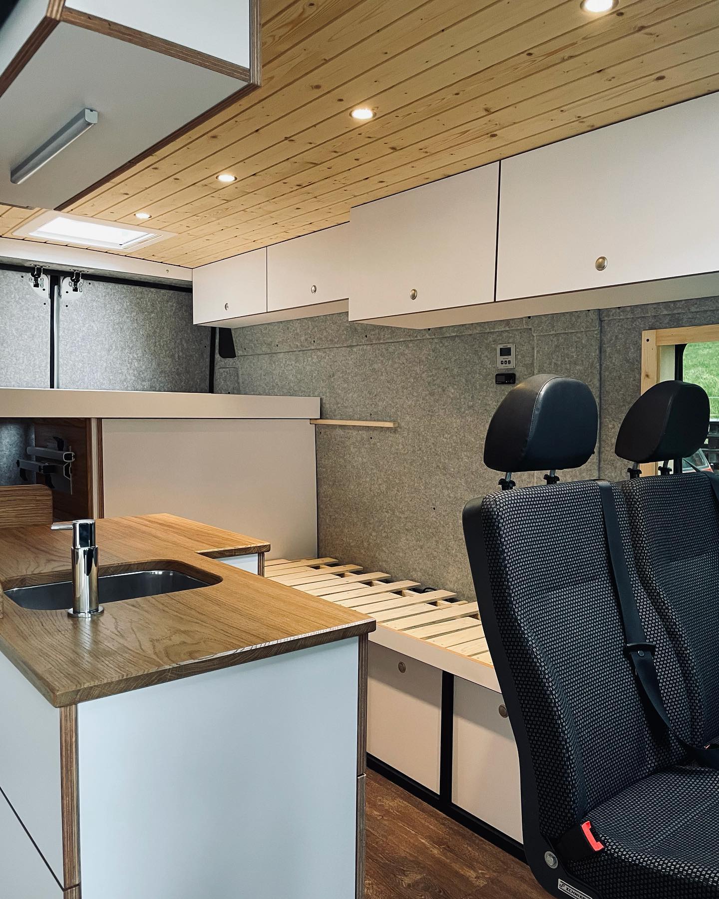 Kleiner Vorgeschmack🧐
Ein Ausbau auf Kundenwunsch sehr modern mit schönen schlichten Akzenten😎
Bin schon auf die Fotosession und den gemütlich eingerichteten Van gespannt.😏 stay tuned!
#vanbuild #custom #camper #family #happy #cosy #van #camperlife #vanlife #adventure #handmade #cultvans #switzerland #vanplan #vanlifeschweiz