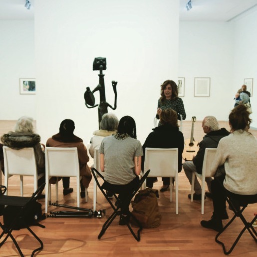 Habt ihr in eurer Institution ein Vermittlungsangebot entwickelt, das Menschen mit Beeinträchtigungen barrierefrei nutzen können? Bietet ihr Vermittlungsaktivitäten in leichter Sprache an? Bindet ihr Menschen mit diversen kulturellen Hintergründen aktiv in Vermittlungsprojekte ein?
Der Vorstand von mediamus erarbeitet in den kommenden Monaten verschiedene Themendossiers zum Berufsfeld der Kulturvermittlung in Museen. Die Dossiers bieten eine thematische Einführung, geben einen Überblick über Fachstellen, Kontaktpersonen und Publikationen und dienen Vermittlungsfachpersonen als Orientierungshilfe für die Konzeption und Realisierung eigener Vermittlungsprojekte. Im Fokus der Themendossiers stehen Praxisbeispiele, die wir aus unserem Mitgliedernetzwerk zusammentragen möchten.
Unser erstes Dossier ist dem Thema «Inklusion und Diversität» gewidmet und wir laden euch herzlich ein, Vermittlungsprojekte in diesem Themenbereich über das Formular in der Bio ☝️ bis zum 20. September 2021 einzureichen.
Wir freuen uns auf eure Projektbeispiele aus der Praxis!
Foto: @luganolac
#inklusion #inklusionimmuseum #diversität #kulturelleteilhabe #partizipation @museumtinguely @zentrumpaulklee @machtheater @museumrietberg @multakatreffpunkt @bernhistmus @bernergenerationenhaus @aargauerkunsthaus @hauskonstruktiv @augusta_raurica @fondationbeyeler @kunsthallebasel