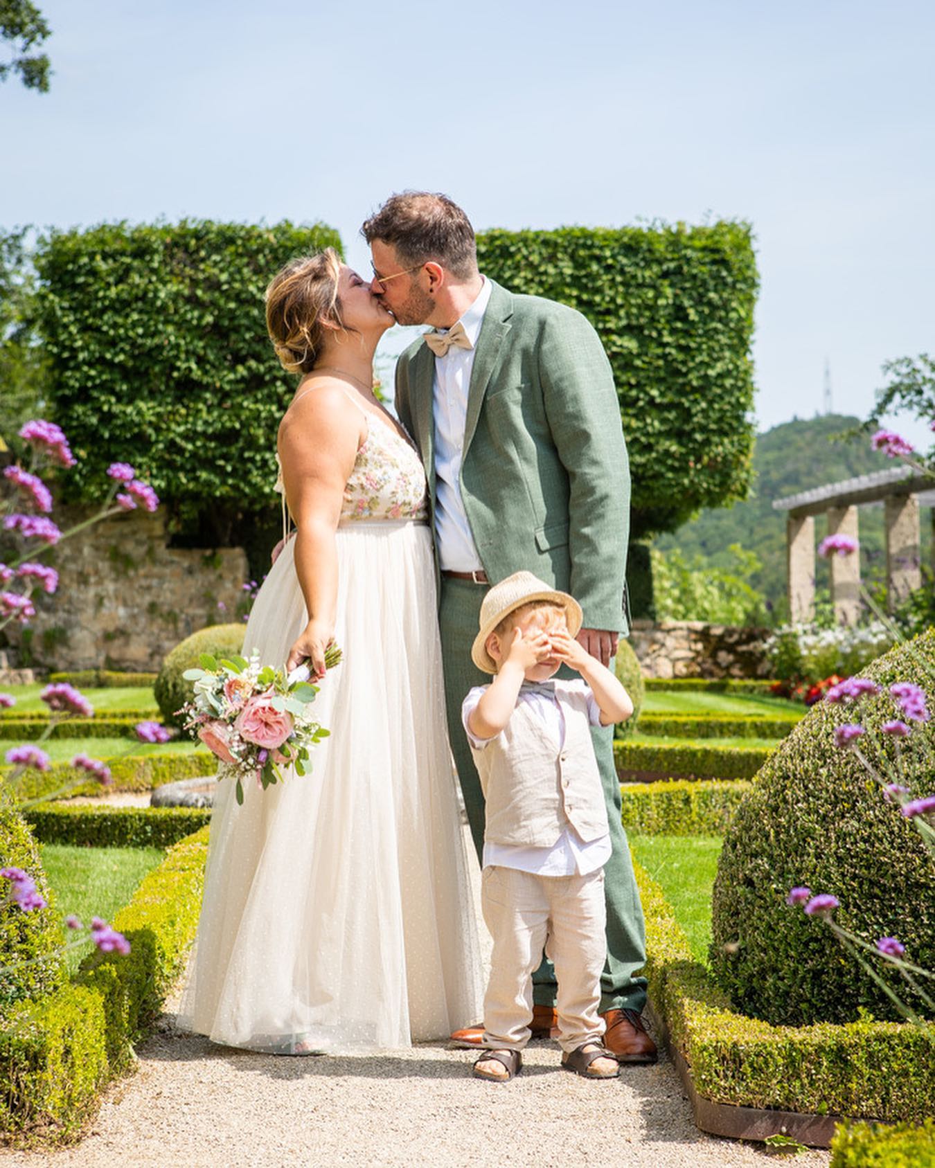… sind die dreii nicht goldig? 🥰 Also wir sind noch immer hin & weg von dieser wundervollen Famlie. Einfach herzerwärmend 😍
DANKE S & S & S, dass wir diesen besonderen Tag mit euch verbringen durften & DANKE euer Vertrauen 💕
#standesamtlichetrauung #schlosswartenfels #familienshooting #schlossgarten #mannundfrau #brautkleid #brautstrauß #anzug #jawort #sommerhochzeit #kleinergoldschatz #fotogesichtausgepackt #zuckersüss