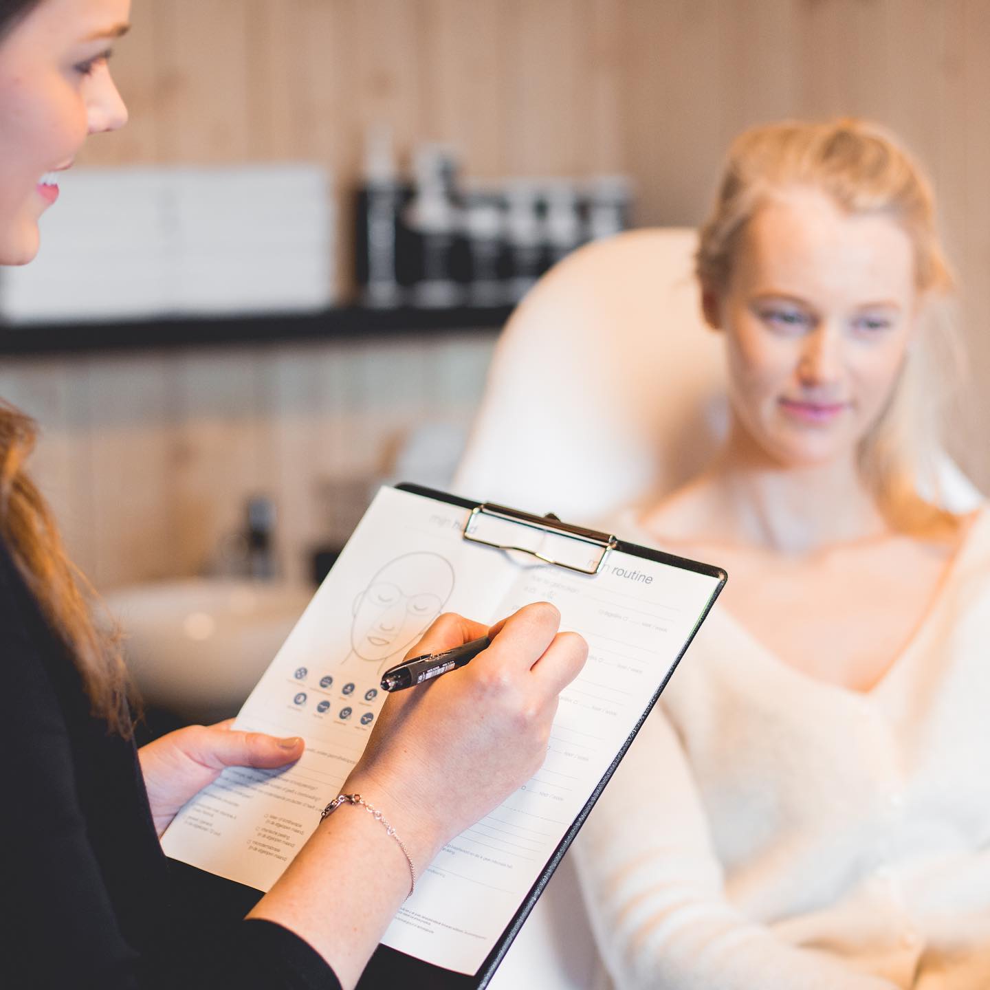 Het is aangeraden om je gezichtshuid minimaal ieder seizoen opnieuw te laten analyseren. Weersomstandigheden veranderen, en daarmee ook jouw huidconditie- en behoefte!
Daardoor kan het bijvoorbeeld noodzakelijk zijn om in de zomer producten met een vollere structuur te vervangen voor lichtgewicht producten.
Ook kan het gedurende bepaalde periodes van het jaar bijvoorbeeld nodig zijn om met grotere regelmaat een booster en/of masker te gebruiken om de huid voldoende hydratatie te bieden.
Om er achter te komen welke producten op welk moment voor joúw unieke huid geschikt zijn, plan je best een facefit huidanalyse in, of kies je meteen voor een gelaatsverzorging, waar ook de huidanalyse steeds bij inbegrepen is.