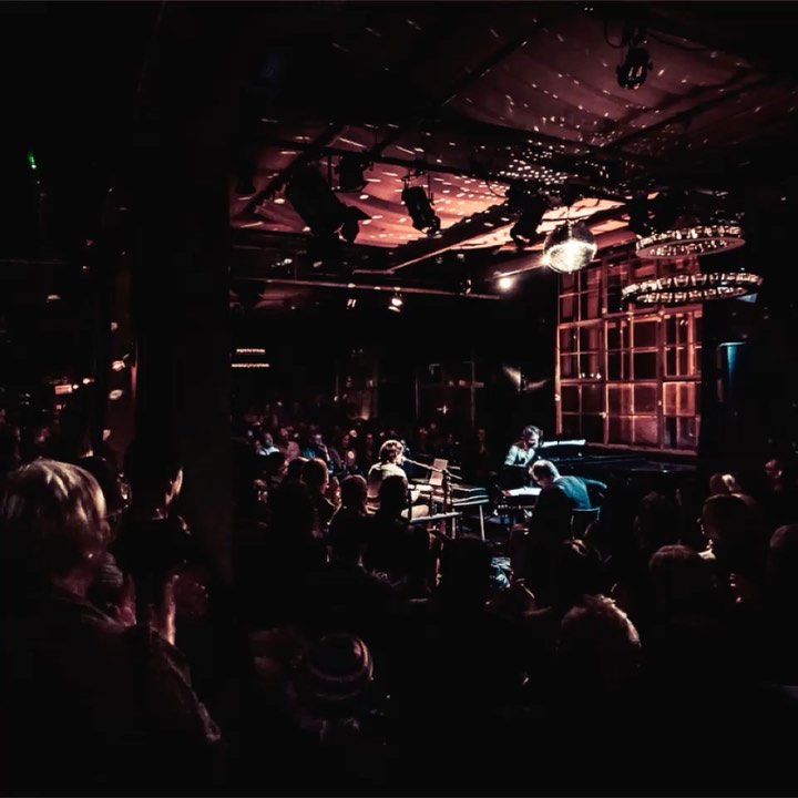 Wir durften schon soooo viele unglaubliche Abende im Kreis erleben, vielen herzlichen Dank allen, welche schon bei uns waren. Lange ist‘s her, endlich geht‘s weiter und zwar am 19.1.22, 2.3.22, 6.4.22 und am 18.5.22! Für die beiden ersten Termine gibt es nur noch Stehplätze, für den April und Mai startet der Vorverkauf @eventfrog am 1.10.22! Wir freuen uns fest auf euch😍👋🏼. @hendrixackle @stanzereibaden @stadtbaden @baden_ist Fotos von @t13fotografie, @roland__bucher und Lovis Yang.