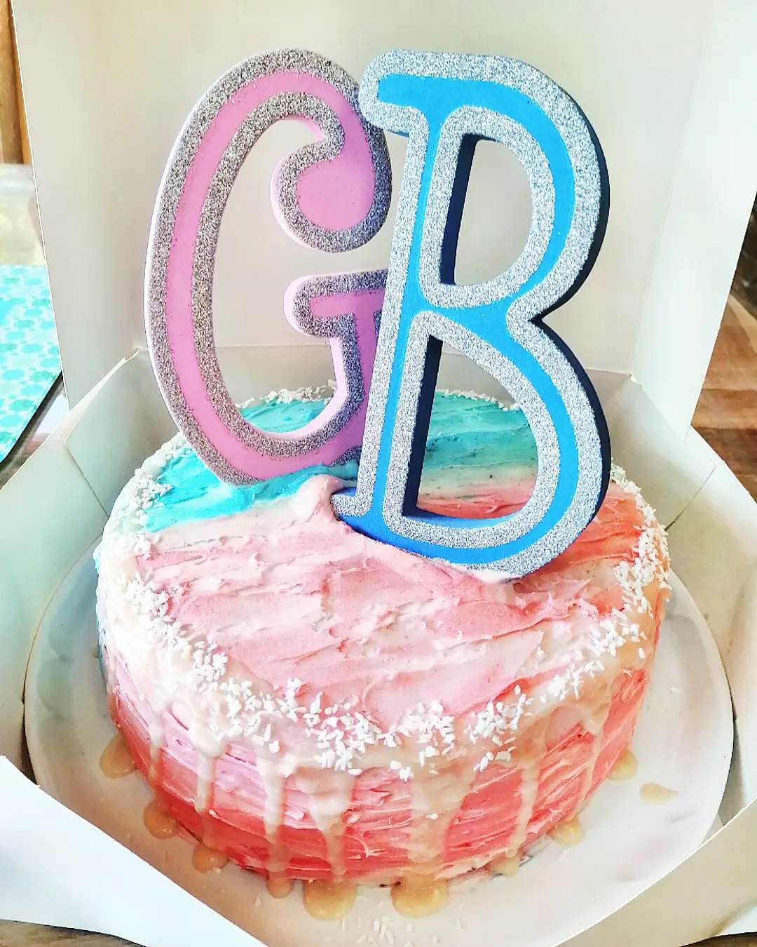 So lovely to be part of a gender reveal surprise over the weekend for @catlyons ❤️🎂👶 the colour inside revealed the gender of the baby. Such a fun idea! #genderreveal #isitaboyorgirl