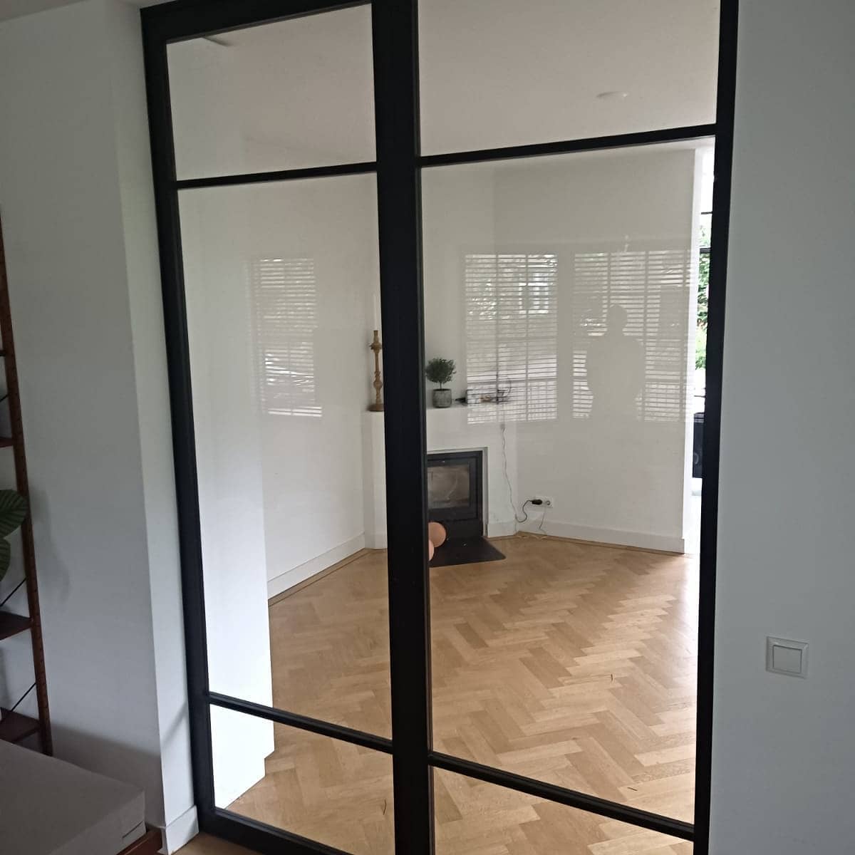 Zwart houten #ensuitedeuren voor een jaren dertig huis gemaakt en gemonteerd. Met aan één kant witte inbouwkasten.
#meubelsopmaat #tailormadefurniture #schuifdeuren #zwartedeuren #inbouwkast #kastenopmaat #snijdthout #meubelmaker