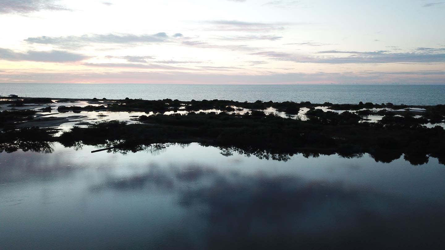 Siempre nos intrigan aquellos espacios fluidos, espacios intersticiales, que son y no son, que no son uno u otro sino uno y otro.
We are always intrigued and obsessed with those fluid spaces, interstitial spaces, spaces that are and are not, that are not either/or but both/and.
#arquitecturadepaisaje #arquitectura #arquitecturaefimera #architecture #landscapearchitecture #ephimeralarchitecture #paisajes #landscape #landscapes #water #bodiesofwater #agua #cuerposdeagua #mar #ocean #sea #humedales #wetlands