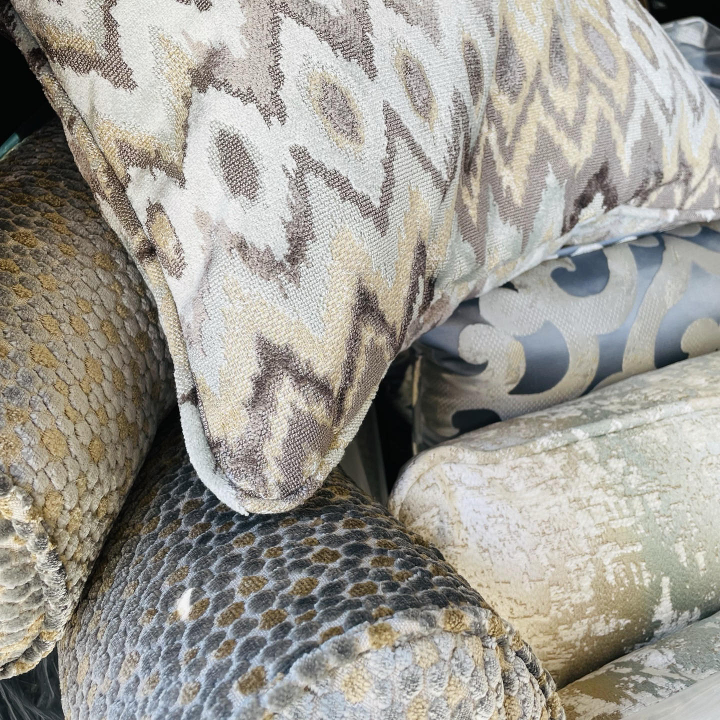 Ahhh, there’s nothing like a gorgeous set of custom pillows!
•
@kravetinc
#interiordesign #design #interior #homedecor #architecture #home #interiors #decor #homedesign #interiordesigner #art #decoration #luxury #designer #interiorstyling #interiordecor #inspiration #homesweethome #handmade #interiordecorating #style #instagood #customdesign #custombuild