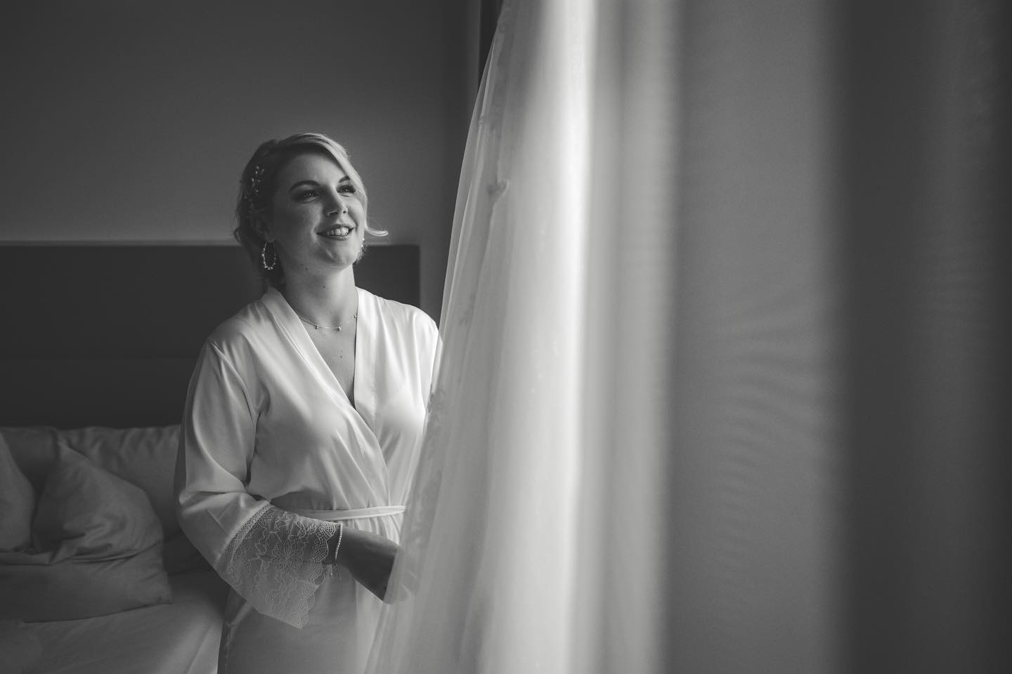 Heute darf ich euch ein paar Bilder vom Getting Ready zeigen. Selin und Florian haben sich im schönen H4 Hotel in Solothurn Ready gemacht.
#gettingready #wedding #hochzeitsfotografinbern #minaartphotography #fujixt3 #h4hotelsolothurn