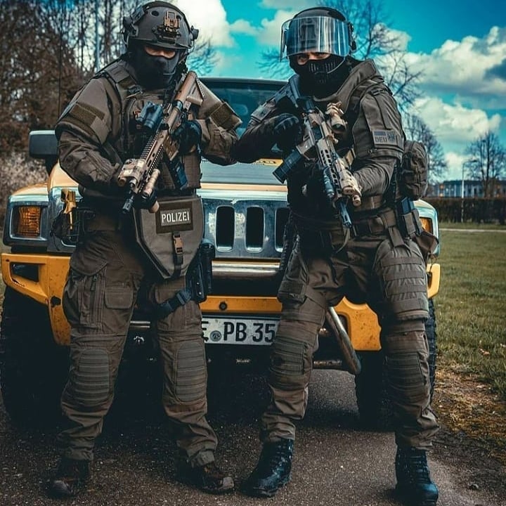 Reposted from @airsoft Tag your #BattleBuddy in the comments!
PHOTO: @mr_hitman_nld / @delta_area_operator_01 / @gunshot_photography
#airsoft #guns #military #milsim
