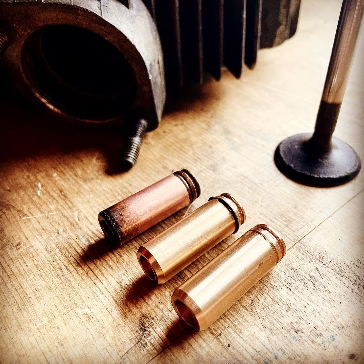 #desmoservice Herstellung von #ventilschaftführungen für #zylinderköpfe von 91er #ducati #750ss #germanbikeprojekt by #robby #motorrad #motorcycle #bike #desmo #900ss