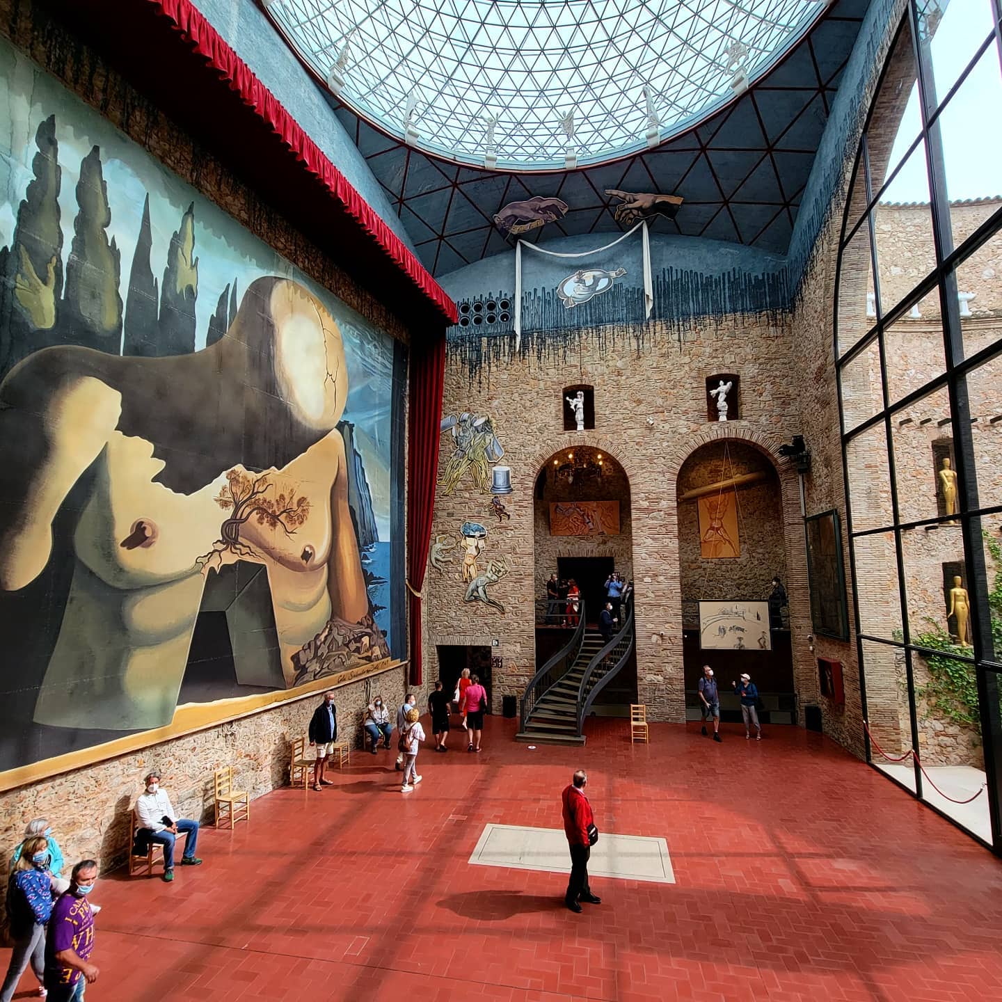 A surrealistic experience.
#spain #españa #dali #dalimuseum #figueres #dalimuseumfigueres #salvadordali #pan #surrealism #surrealismart #galadali #museum #art