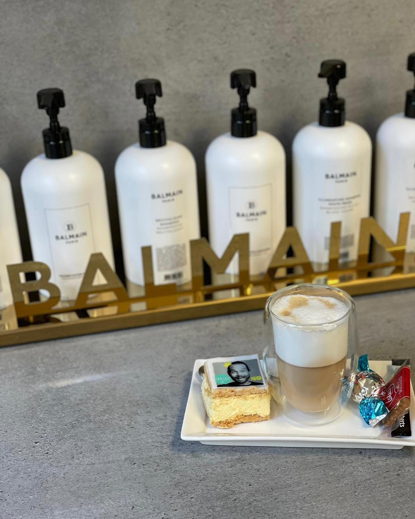 🎉🎈 Het is feest!
.
🍰🎂 De meiden van Climax Hair hebben mij verrast met een heerlijk gebakje en leuke foto’s voor mijn 40e verjaardag. Hartelijk bedankt meiden! Door jullie voel ik me nóg iets meer jarig vandaag 😁.
.
www.climaxhair.nl
☎️: 043 450 1973
WhatsApp: wa.me/31434501973