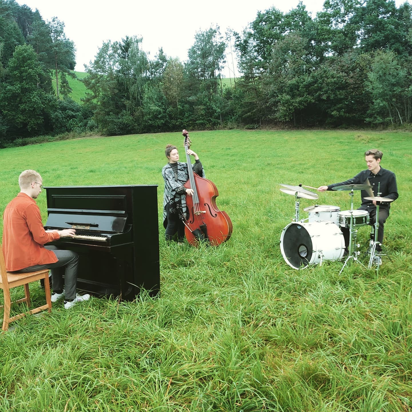 Was für eine geile Aktion. 😁
Videodreh mit spektakulären Klaviertransport mit meinem Klaviertrio @meschbeats für eine meiner Kompositionen, seid gespannt auf das was da noch kommt. 😊
Danke an alle die dabei waren. 🙏
🎥@louisteez
📸@a.n.n.a.321
@schiessl.martin
🎶@benkopfnagel und Melanie Streitmatter
Danke bei für die Unterstützung beim Transport an meinen Cousins Michl und Andreas, sowie das bereit stellen des Klavier von Onkel Isidor.
#videodreh #nature #klaviertrio #pianosongs #pianotrio #gretschdrums #wiese #pianovideos #klaviertransport #pianomusic #instapiano