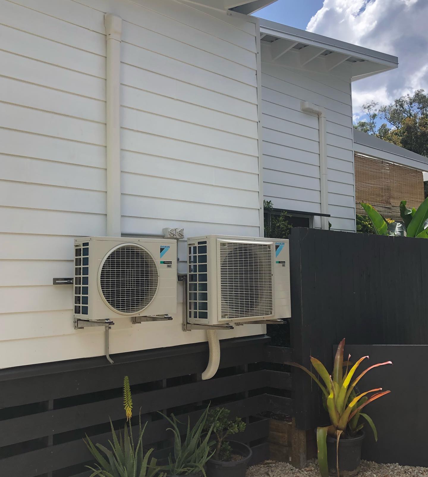 New 2.5kw & 5.0kw Daikin Coras installed yesterday at South Golden Beach @daikinaustralia #airconditioning #coughranelectrical #byronbay #southgoldenbeach #daikinairconditioning