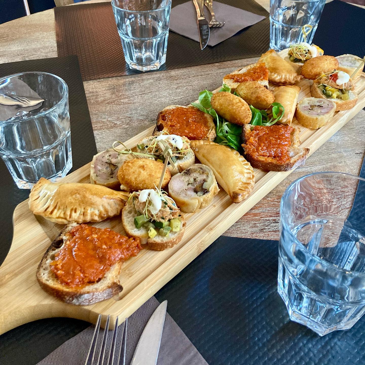 Planche 5 tapas pour 4 personnes.
#pintxos #tapas #sobrasada #croquetas #empanada #patecroute #convivialité #gourmandise #espagne🇪🇸 #partage #reims #ruedujard #reimstagram