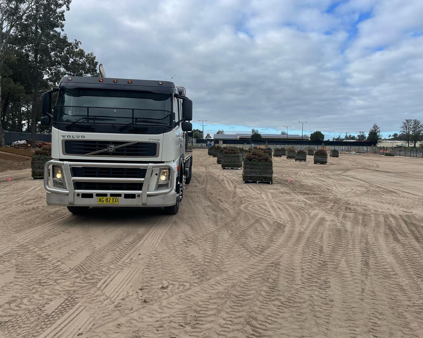 • Picton Job • First 3 loads of freshly cut kikuyu turf for a school oval delivered this morning. #kikuyugrass #awesometurf #turfsydney #kikuyu #volvotruck #newjob #turfsupplies #lawn #deliveries