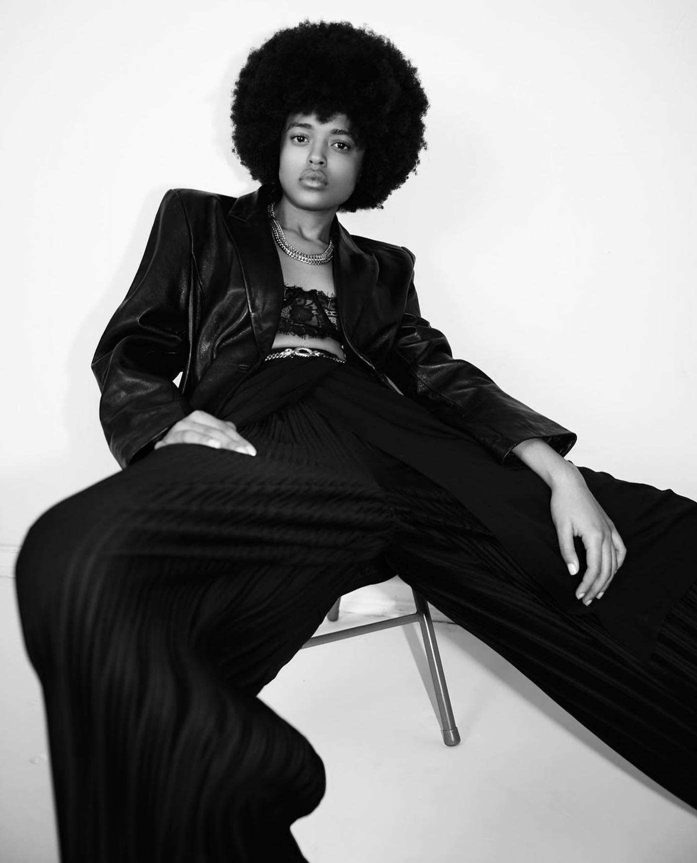 “You are #Young, #Independent, #SelfSufficient, #Talented #BadBitch” @niurka.oficial
📸: @hunterarthurm
👗: @samirafrias
💃🏾: @siennajori