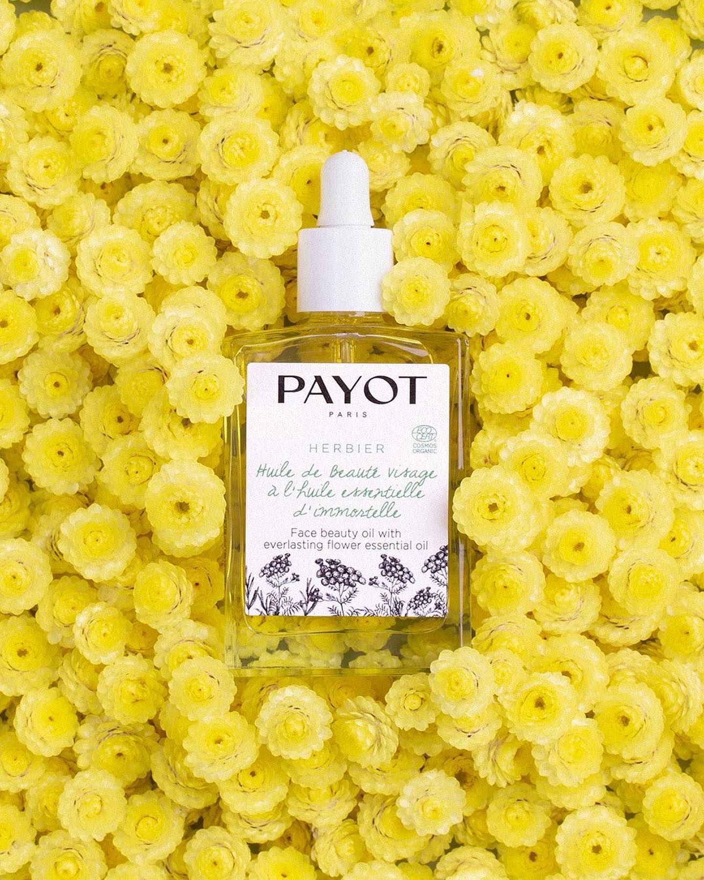 Is your skin prone to pollution and shows some wrinkles? Immortelle Essential Oil is made for your skin.
Known for its anti-inflammatory and antioxidant properties, Immortelle essential oil acts as a free radical scavenger.
It strengthens the skin's immune system and regenerates it, making it an effective ally against wrinkles!
From the very first uses you will see your skin texture smoothed and your complexion brighter. ✨
#payot #payotskincare #TheEssentialsOfNature #cleanbeauty #Madeinfrance #natural #organicskincare #essentialsoils #greenbeauty #naturalbeauty #immortelle