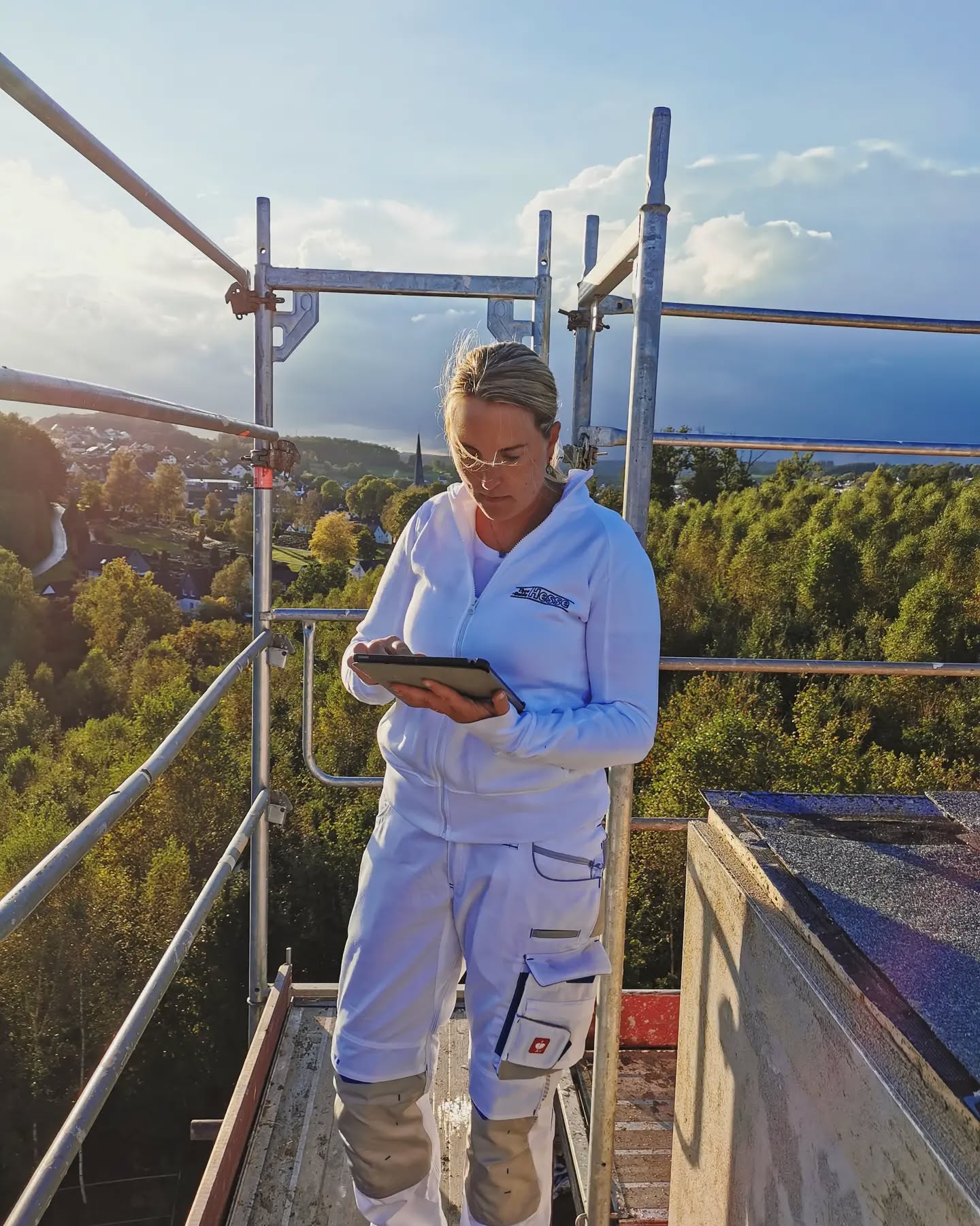 Aufmaß-Session zum Feierabend 💻📐📏☀️ #teamwork #überdenwolken #bestemannschaft #frauenimhandwerk #digitalisierung #neubau #caritasolpe
#TheoundGuidoHesse #StuckgeschäftHesse #DeinStuckateurInOlpe #stuckateur #verputzer #gipser #außenputz #innenputz #stuck #WeilIhrHausUnsWichtigIst #wirgebenIhremHauseinGesicht #handwerk #teamarbeit