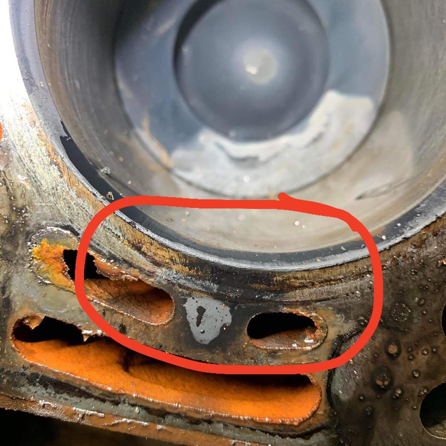 VW Touareg 180Kw - tlakování chladící kapaliny do expanzní nádoby.
.
Důvodem bylo podfouklé těsnění pod hlavou motoru na první řadě válců. Výfukové plyny unikaly do chladicí soustavy…
.
Obě hlavy prošly generálkou
.
Rovnání dosedacích ploch hlav na bloku motoru metodou zaškrabávání
.
Výměna hydraulických zdvihátek a vahadel
.
Nové rozvody
.
Repase turbodmychadla
.
Výměna oleje v automatické převodovce
.
Nové provozní kapaliny včetně filtrů
.
Geometrie kol
.
#vw #vwtouareg #diesel #repair #v6 #brno #czechrepublic #czechboy #work #job #instaphoto #car #mechanik #auto #dasauto #germanycar #servis #engine #enginecompany