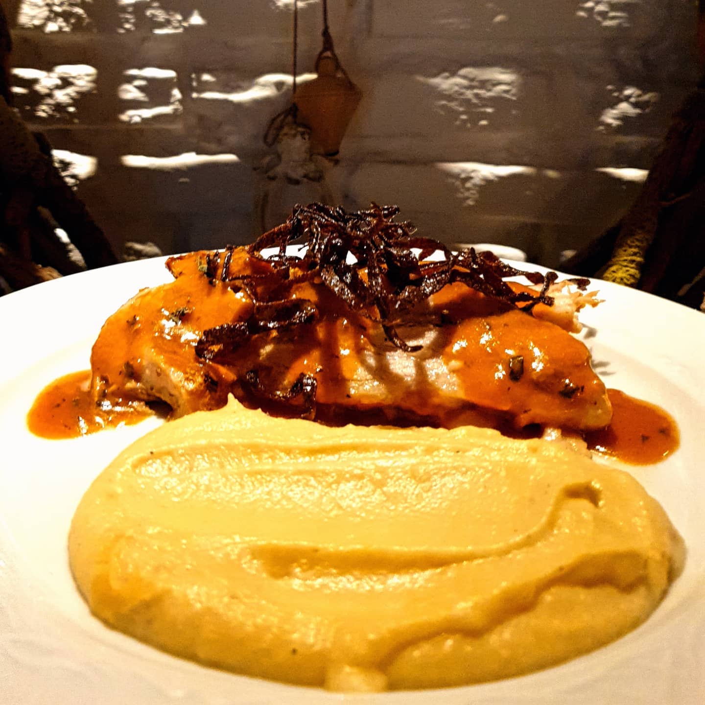 Χοιρινή Πανσέτα με σάλτσα ψητού, πουρέ σελινόριζας, τσιπς μαύρου φασολιού.
.
.
.
#kouvelos #kouvelosfoods #athens #greekcuisine #secretgarden #pork