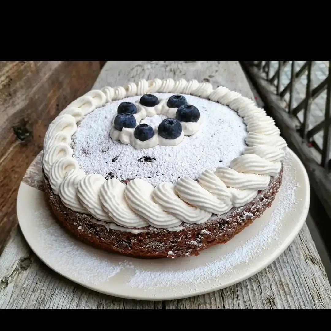 Having a little fun with cream cheese frosting 🧁😍... Who wants a slice? #rainydaybaking #cakedecorating #afternoontea