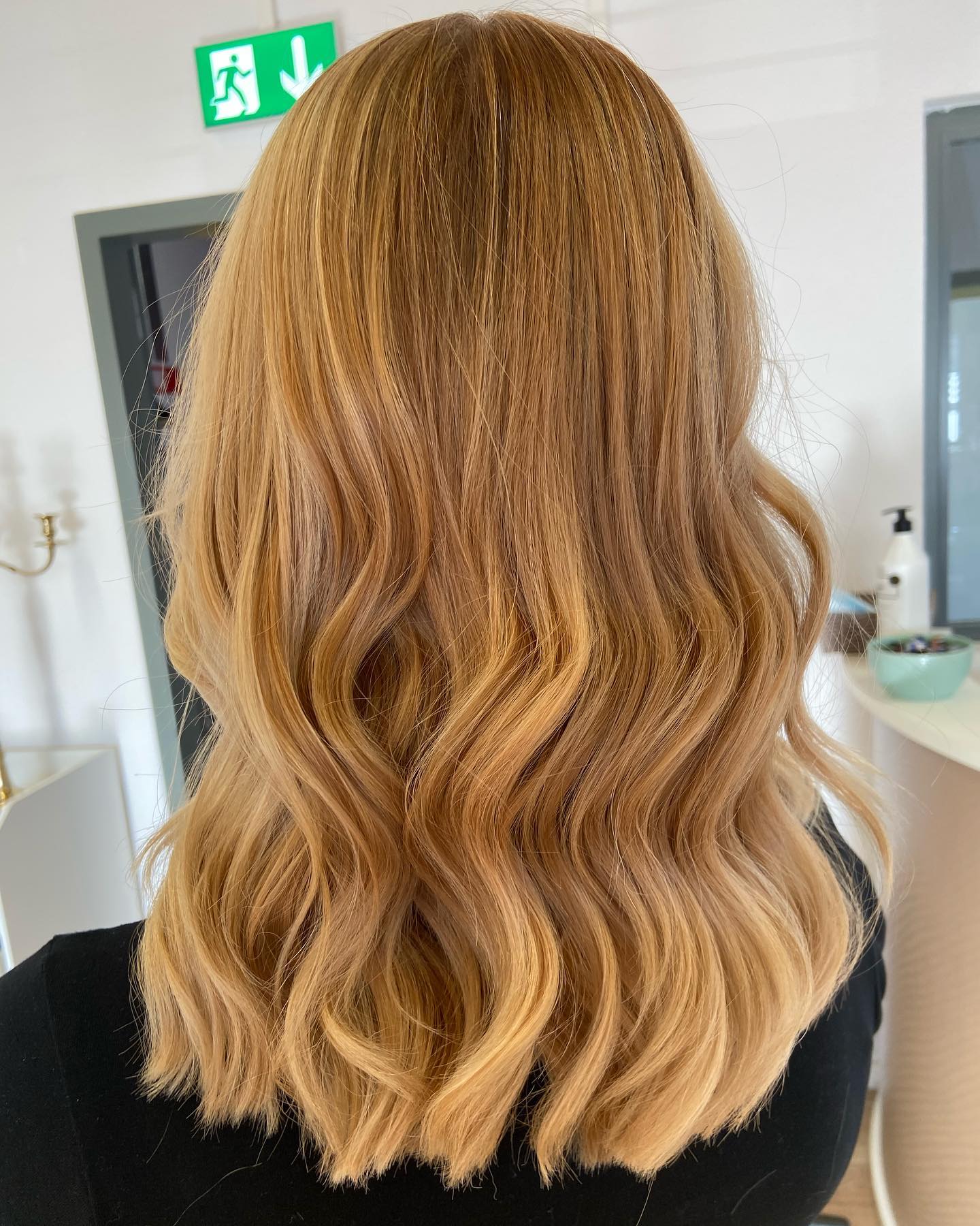Warm peachy blonde 🍑🧡 @perfectstyle.hair .
.
.
.
#warmblonde #peachblonde #highlights #balayage #peachbayage #haircolor #wella #longhair #blondehair #hairartist #hairdresser #kevinmpurhy #kevinpurhyhair #wellabewegt #hairgoals #hairideas #meches #hairstyle #haircut #hairtransformation #hairinspiration