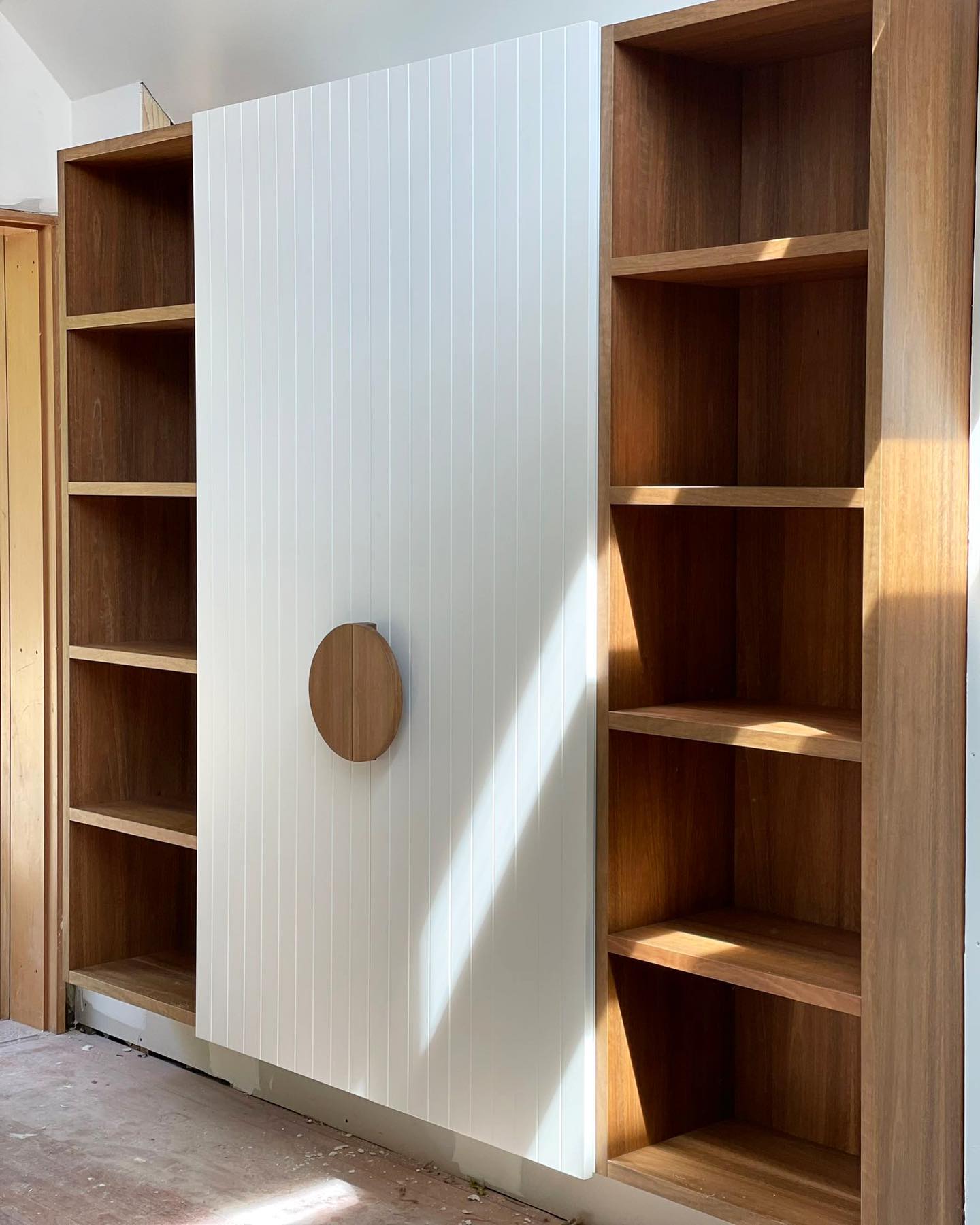 Bespoke tv unit by @thecabinetmakingco
Designed by the talented @janethomson_
There’s more exciting things coming from this project so be sure to follow along!
#tvunit #customcabinets #customcabinetry #cabinetmaker #sydneyluxuryhomes #sydneyarchitect #sydneyhomes #sydneymums #sydneyfamily #syndeykitchens #interiorarchitectureanddesign #luxuryinteriordesign #beachhousedecor #livingroomgoals #myhousebeautiful #howwedwell #ekbbhome #homewithrue #bhilivebeautifully #lonnyliving #prettylittleinteriors #smmakelifebeautiful #sydneyinteriors #sydneyinteriordesign #handmademodern #sydney #vaucluse #tamarama #darlingpoint #woolwich