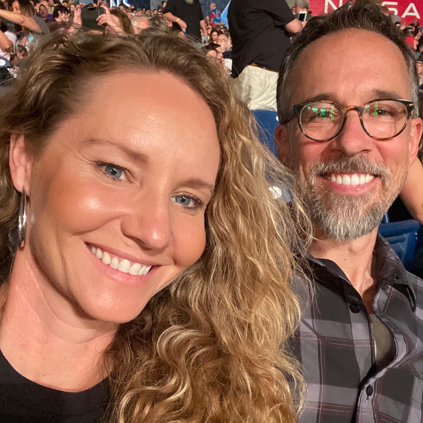 Not often we shake the dust off our boots and get to town... but when we do, we make it count! #rollingstonesnashville2021 #datenight #superlastminute #impulsivedecision 😅😜