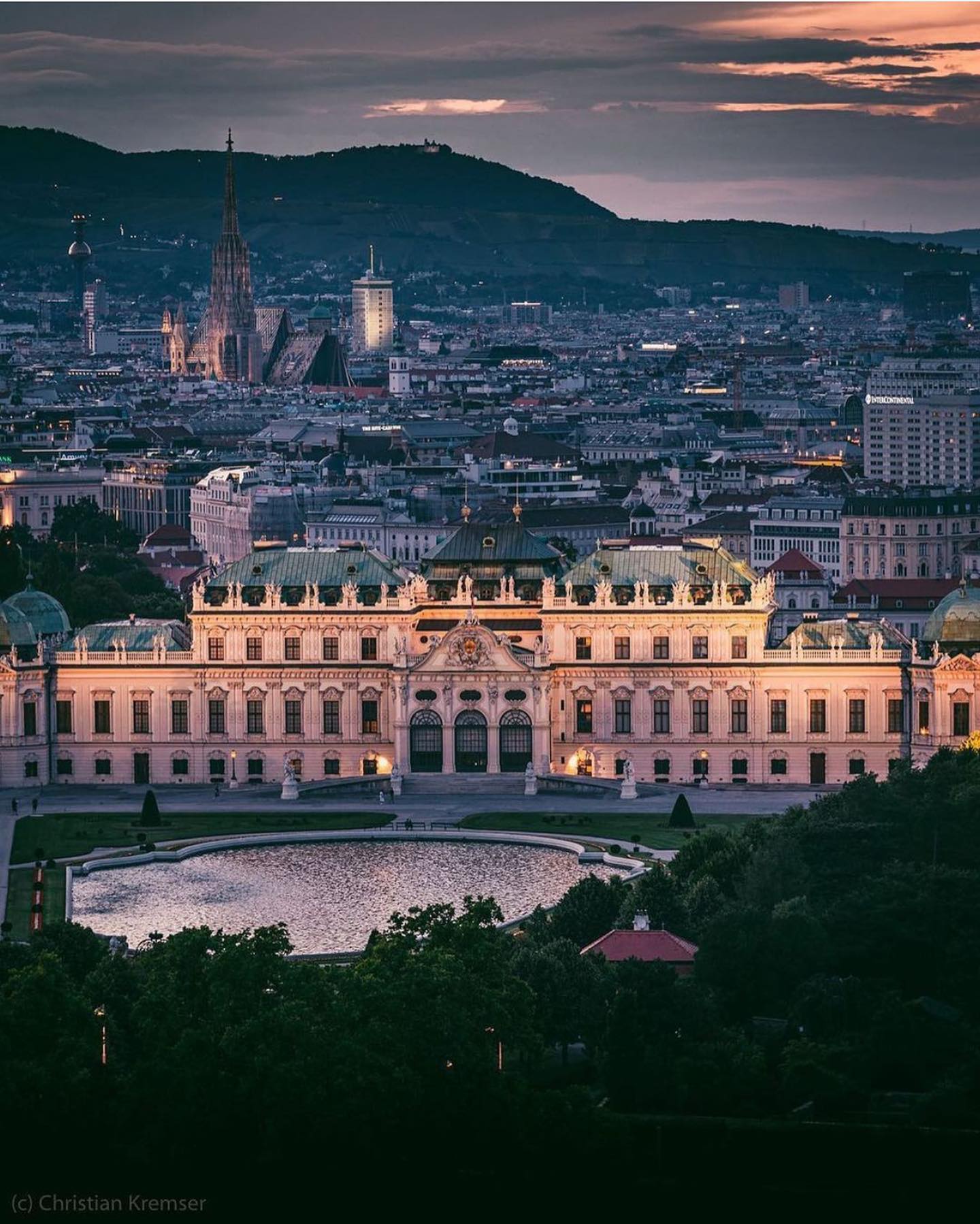 ๐๐๐ฌ๐ญ ๐๐ข๐๐ง๐ง๐ ๐ง๐ข๐ ๐ก๐ญ ๐ฏ๐ข๐๐ฐ๐ฌ
.
.
๐ธ PTB: @christian_kremser
.
#hofburg #hofburgpalace #hofburgwien #belvedere #belvederepalace #belvederemuseum #schonbrunn #stephansplatz #stephansdom #albertina #albertinamuseum #albertinamodern #karlsplatz #naschmarkt #vienna #wienliebe #viennagoforit #wien #wien๐ฆ๐น #wienstagram #caffecentrale #sachertorte #sacherhotel #sachercake #dronephotography #droneview