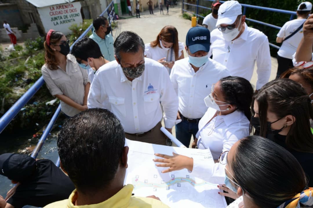 Hoy tuve la oportunidad de acompañar a @orlandojorgemera ministro de @ambienterd y explicarle como portavoz de DREUS la propuesta que hemos ideado para realizar en el sector de la Puya en la Circ 2 del DN, estuvimos evaluando las condiciones para la restauración ecológica de la cuenca del río Arroyo Hondo, y la recuperación del Cinturón Verde de Santo Domingo.
El proyecto conecta con un sendero el @jardinbotanicord y el @zoodomrd para darle un sentido de espacio público utilizable revalorizando el medio natural de los arroyos.
Todo esto involucrando las comunidades aledañas y concientizando sobre la gestión de residuos sólidos.