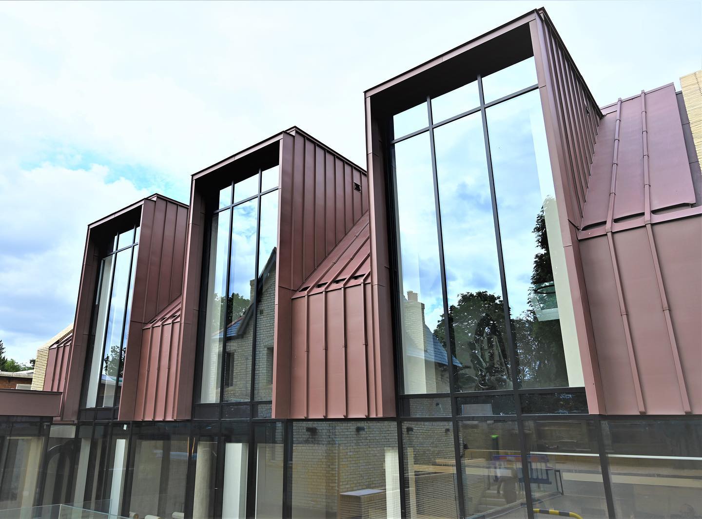 Here we have a recent project of All Metal Roofing's, The Diamond Building, Cockfosters. AMR have installed a traditional batten roll system to the roof and facade, which looks superb in @vmzincuk Pigmento Red.
#AMR #VMZinc #Zinc #Roofing #Cladding #Facade #Metalroofing #Metalwork #Traditionalmetalwork #Pigmento #Construction #Design #Londonconstruction #Londonroofing #Battenroll