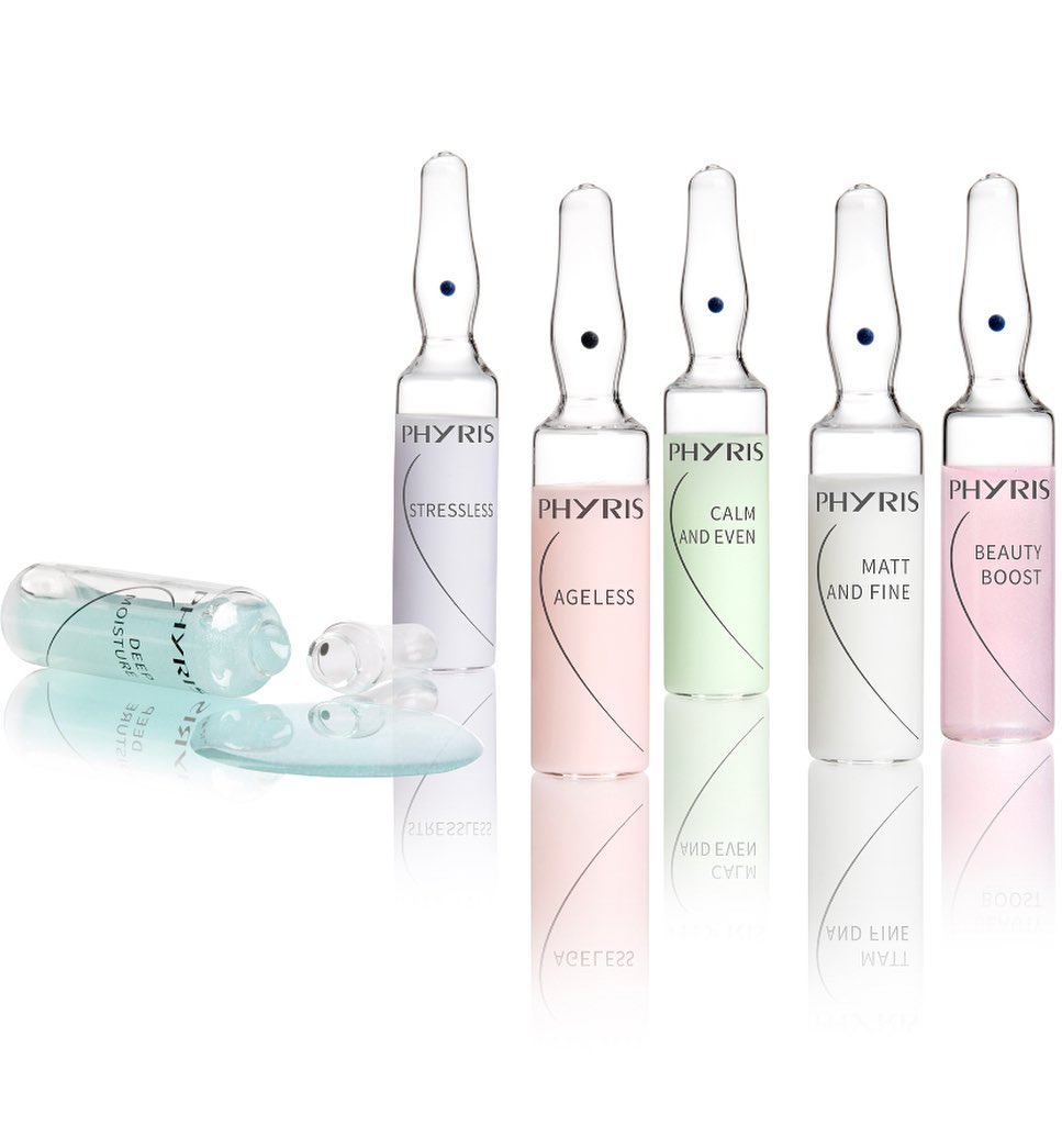 Das Geheimnis schöner Haut ist nur eine Essenz entfernt, zielgenau, unmittelbar. Die kleinen Kostbarkeiten versprechen große Wirkung. Sichtbar und spürbar. Verwöhnen Sie sich selbst mit den einzigartigen Ampullen von PHYRIS.
Deep Moisture: Dieser Wirkstoffampulle spendet unmittelbar Feuchtigkeit und zaubert eine glatte Haut
Beauty Boost: Die Wirkstoffampulle belebt die Haut, glättet und schenkt unmittelbar eine natürlich schöne Ausstrahlung
Ageless: Die Wirkstoffampulle für schnelle Verjüngung: glättet und polstert auf
Stressless: Regenerierende und Konturen festigende Ampulle
Die Ampulle für ein erholtes, pralles Hautbild.
Matt and Fine: Mattierende und verfeinernde Wirkstoffampulle
Die Wirkstoffampulle für ein ebenmäßiges Hautbild: mattiert und verfeinert
Calm & Even: Beruhigt und entspannt die Haut
Die Wirkstoffampulle beruhigt, mindert Rötungen und schenkt ein beruhigtes Hautbild
In jeder Ampulle befinden sich 3ml. 3 Ampullen kosten 14,90€ und können nach Belieben zusammen gestellt werden 💕