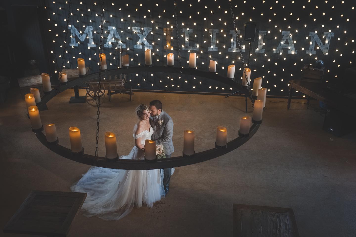 Eines meiner absoluten Lieblingsbilder aus der Serie Selin & Florian.
Das Bild hatte ich bereits im Kopf als ich die Location angeschaut habe.
@yasmine_pauchard hat mich bei den Voreinstellungen wieder einmal super unterstützt und ich bin soo happy, dass es genau so gekommen ist, wie ich das im Kopf hatte. Danke Yasmine, du liebe 💕
Dieses Bild ist also einmal etwas anderes. Ein gestelltes Bild, aber keine Regel ohne Ausnahme...
👰♀️ @sun_se
🤵🏻 @florian_huebscher
🏩 @maxililian_solothurn
#minaartphotography #hochzeitsfotografin_bern
#weddingtime
#blitzfotografie
#lebendigefotografie
#maxililian_solothurn
#fujifilmxt3